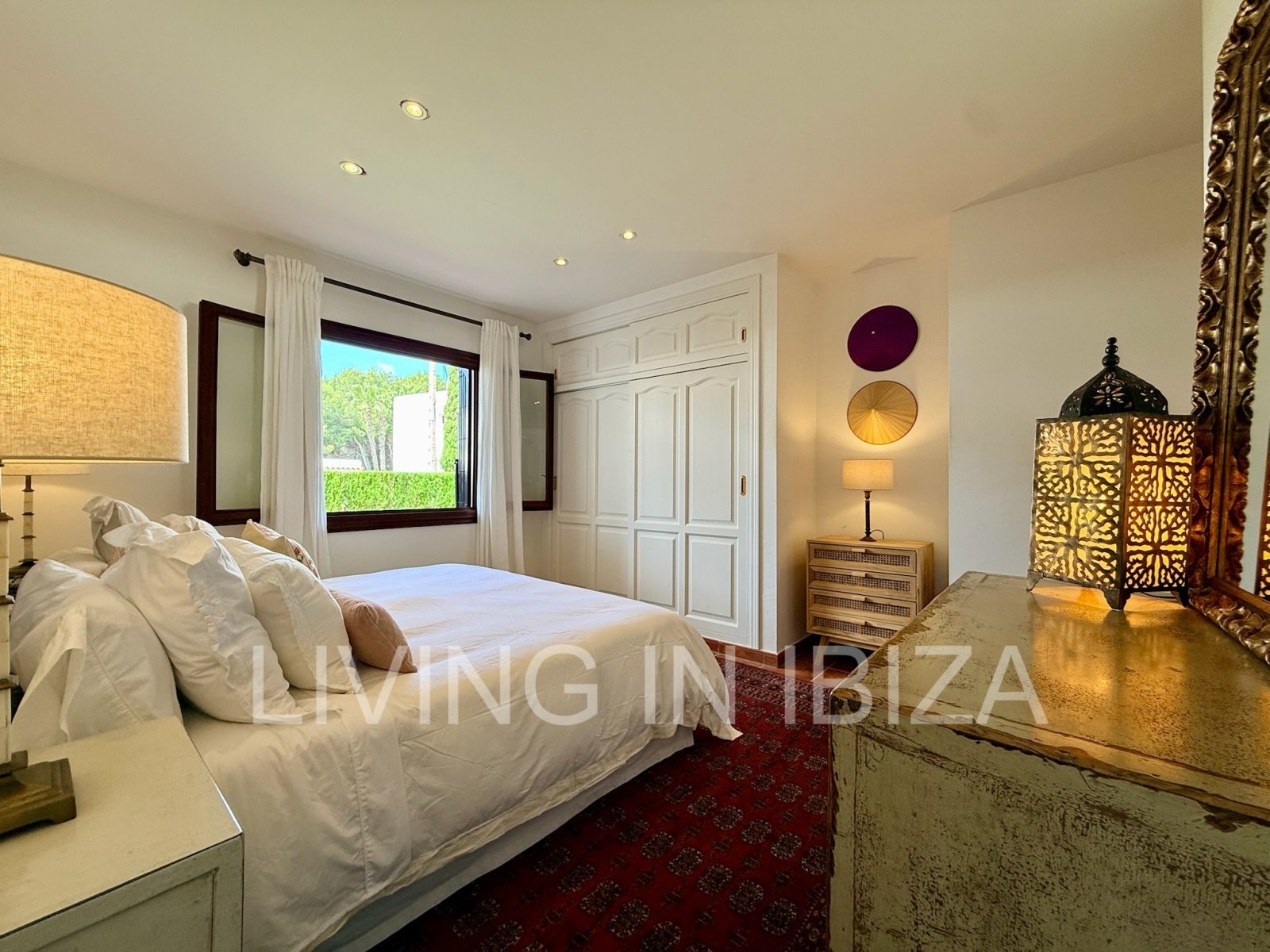 Alquiler de temporada. Elegancia mediterránea en ubicación privilegiada dentro de una urbanización en primera línea de mar, Santa Eulalia del Río, Ibz