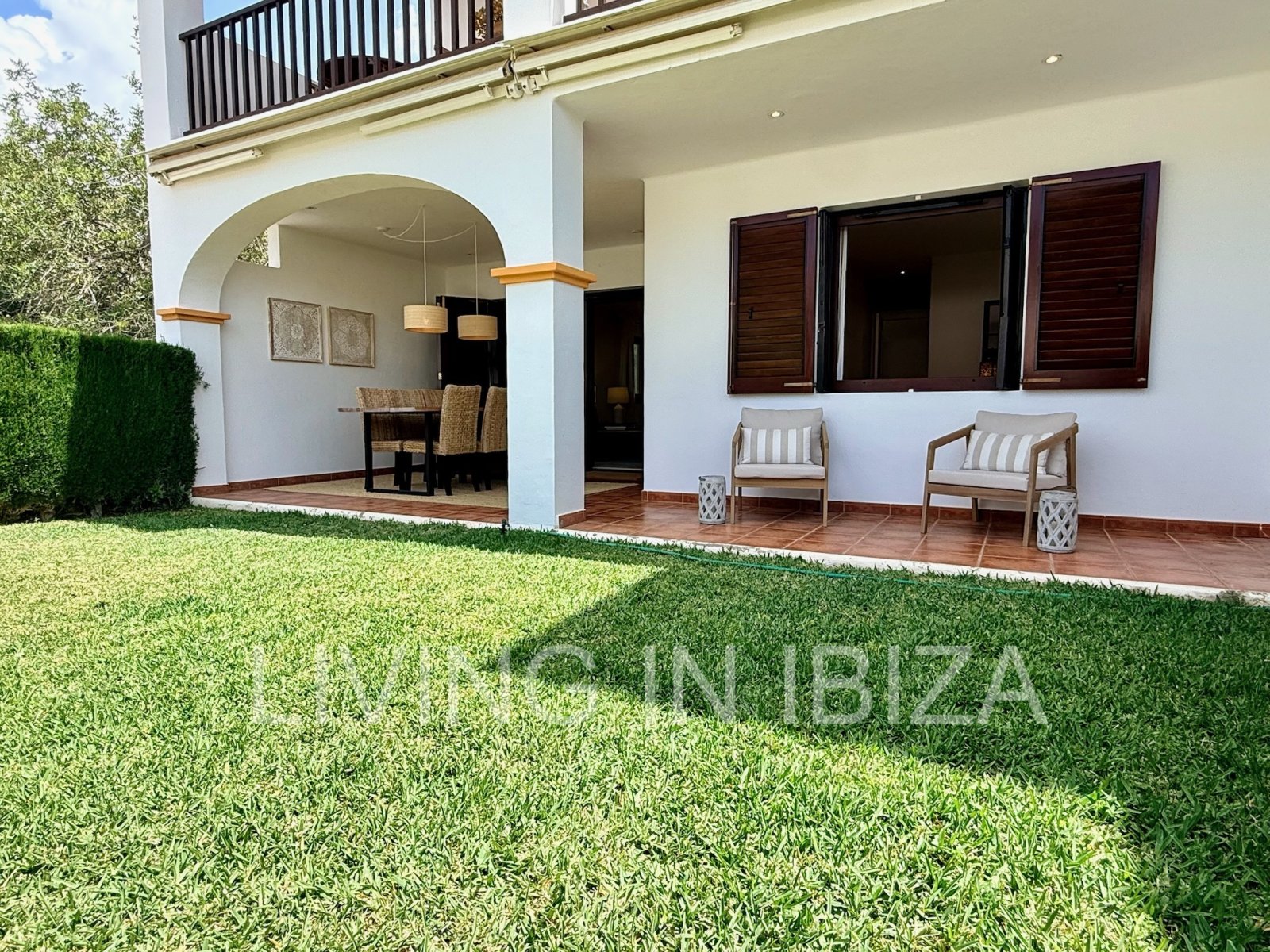 Alquiler de temporada. Elegancia mediterránea en ubicación privilegiada dentro de una urbanización en primera línea de mar, Santa Eulalia del Río, Ibz