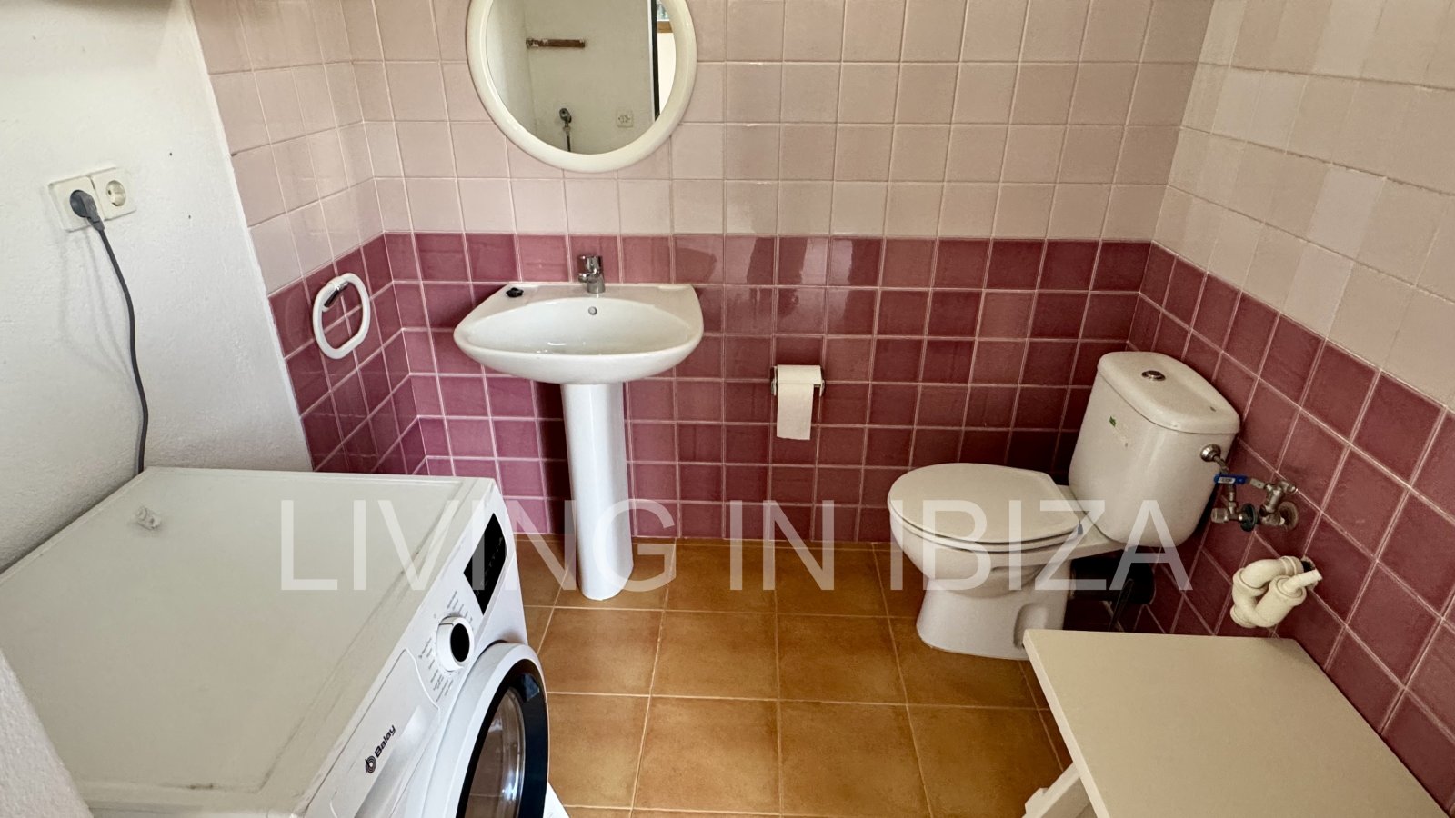 Se ofrece en alquiler anual este acogedor piso en primera planta situado en la tranquila zona de Cala Pada, en Santa Eulària des Riu. Ibiza