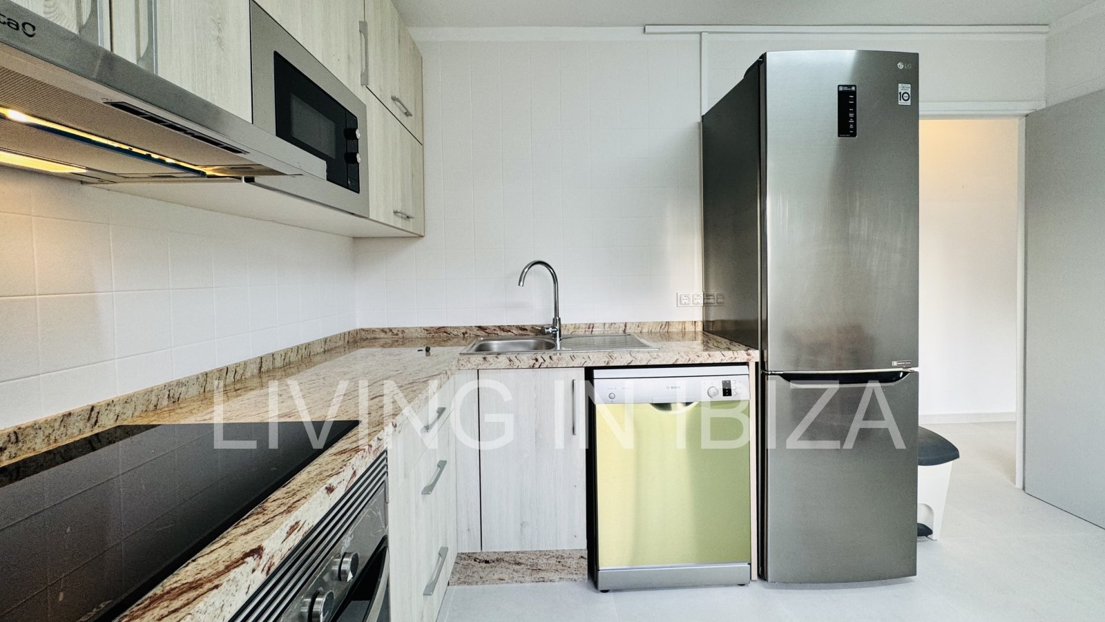 Se ofrece en alquiler anual este acogedor piso en primera planta situado en la tranquila zona de Cala Pada, en Santa Eulària des Riu. Ibiza