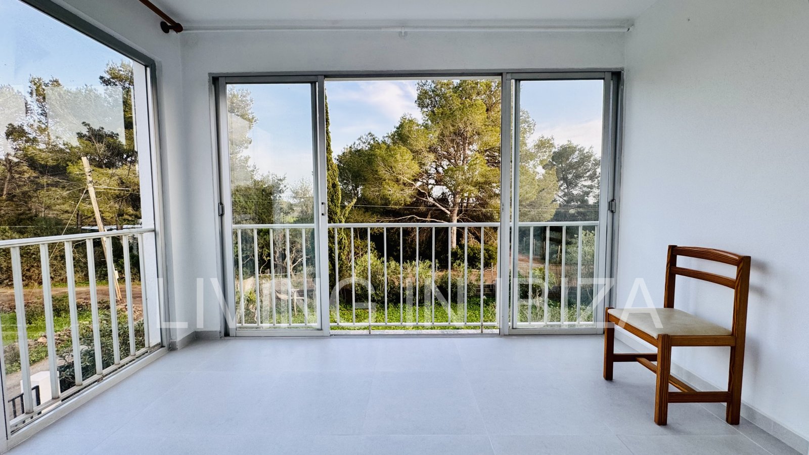 Se ofrece en alquiler anual este acogedor piso en primera planta situado en la tranquila zona de Cala Pada, en Santa Eulària des Riu. Ibiza