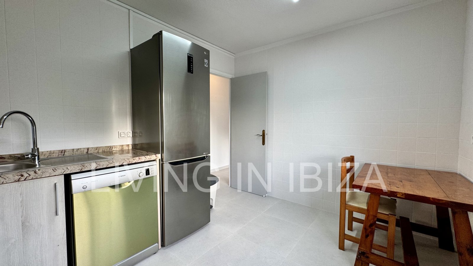 Se ofrece en alquiler anual este acogedor piso en primera planta situado en la tranquila zona de Cala Pada, en Santa Eulària des Riu. Ibiza
