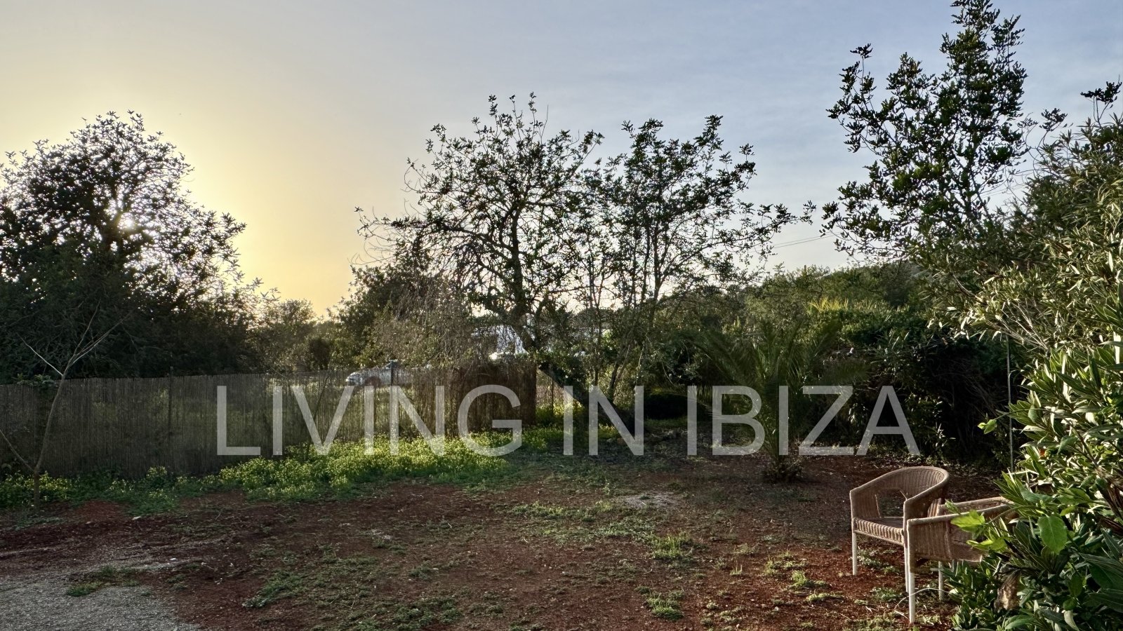 Se ofrece en alquiler anual este acogedor piso en primera planta situado en la tranquila zona de Cala Pada, en Santa Eulària des Riu. Ibiza
