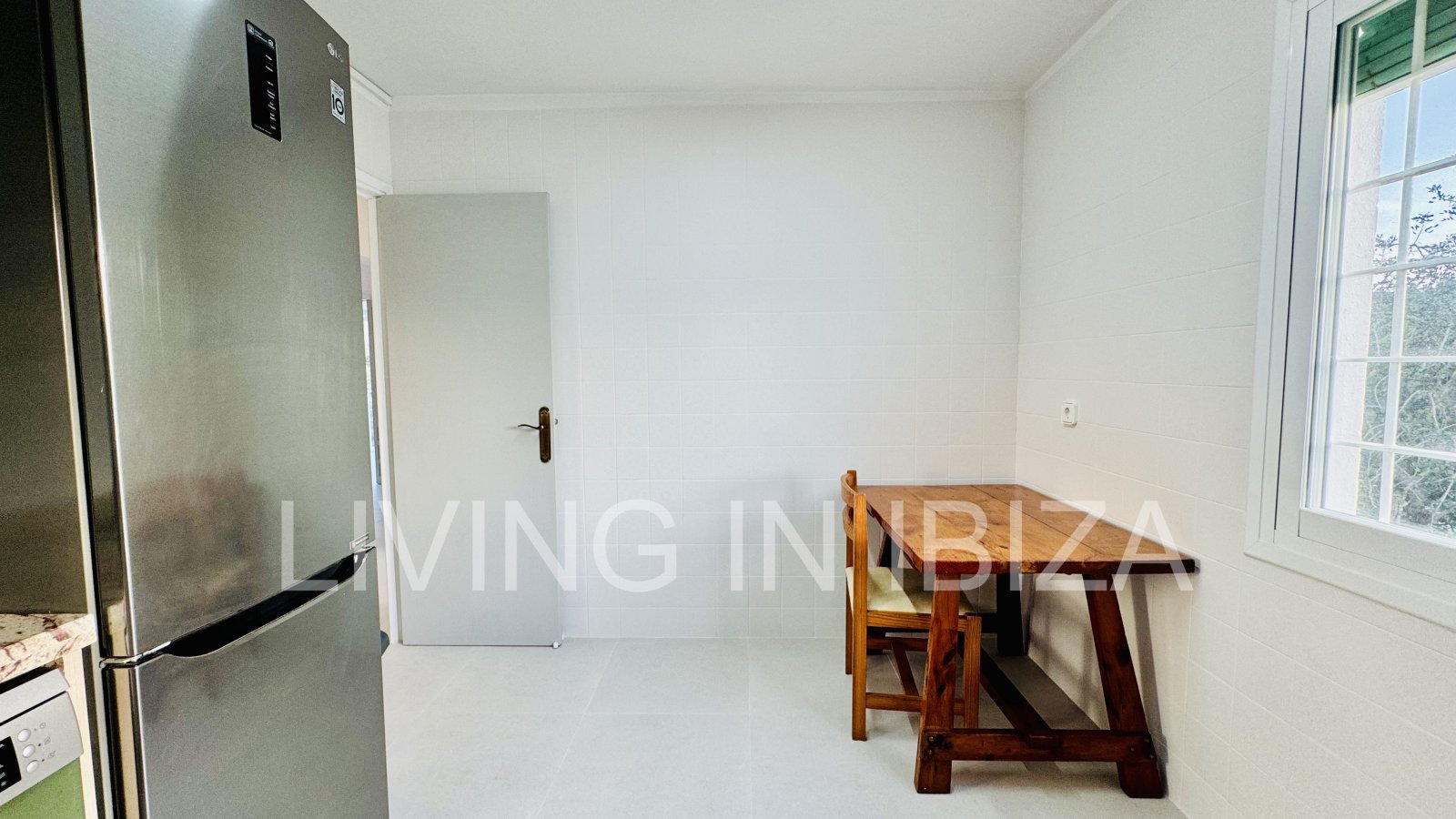 Se ofrece en alquiler anual este acogedor piso en primera planta situado en la tranquila zona de Cala Pada, en Santa Eulària des Riu. Ibiza