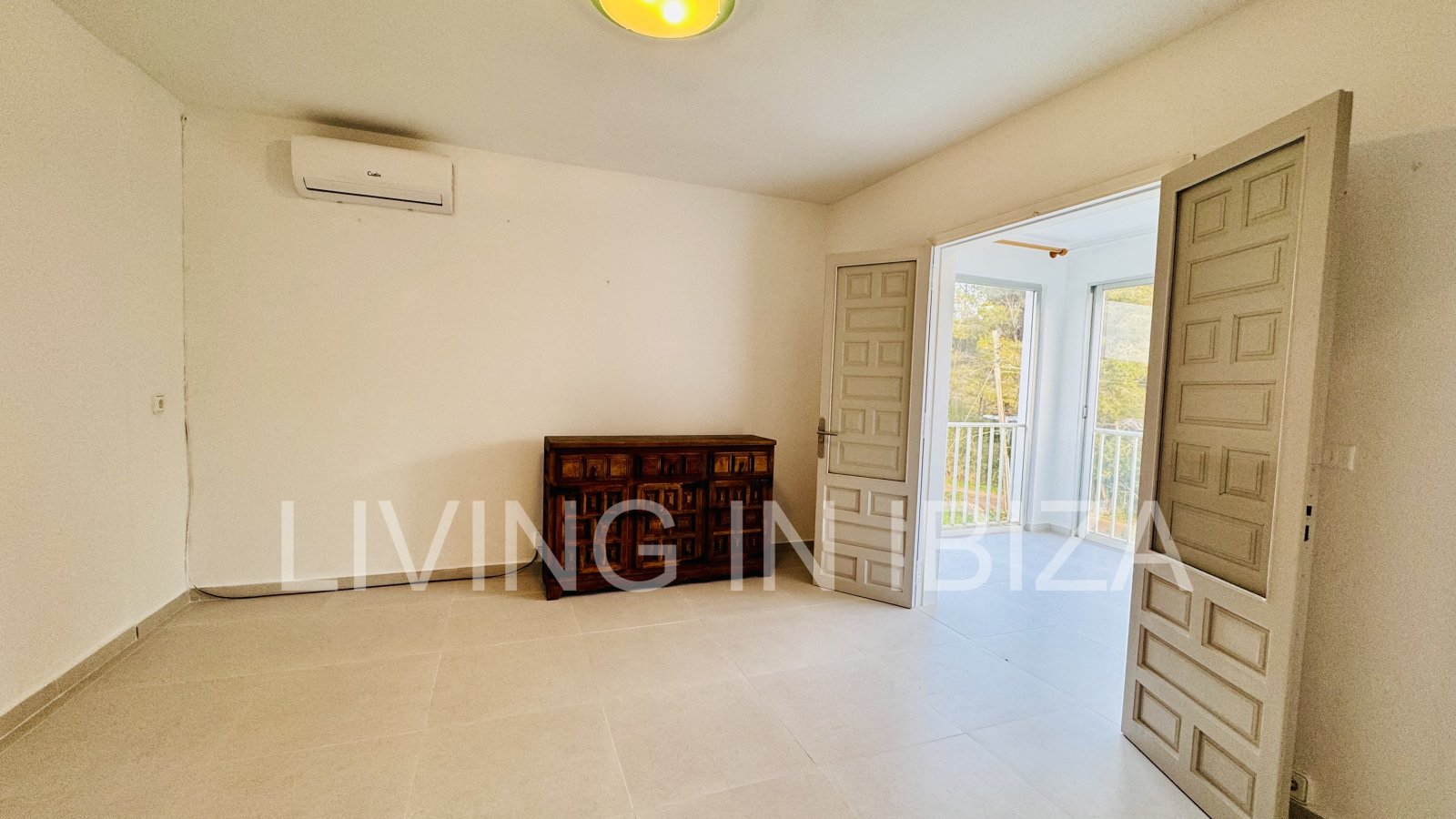 Se ofrece en alquiler anual este acogedor piso en primera planta situado en la tranquila zona de Cala Pada, en Santa Eulària des Riu. Ibiza