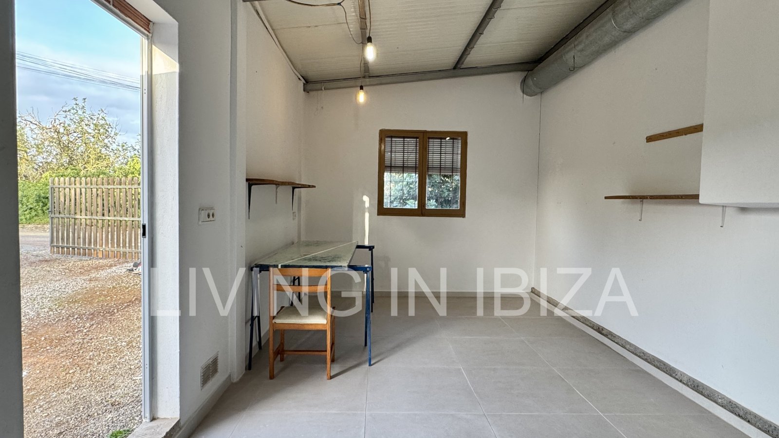 Se ofrece en alquiler anual este acogedor piso en primera planta situado en la tranquila zona de Cala Pada, en Santa Eulària des Riu. Ibiza
