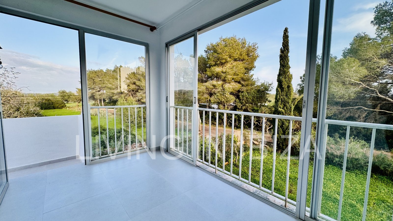 Se ofrece en alquiler anual este acogedor piso en primera planta situado en la tranquila zona de Cala Pada, en Santa Eulària des Riu. Ibiza
