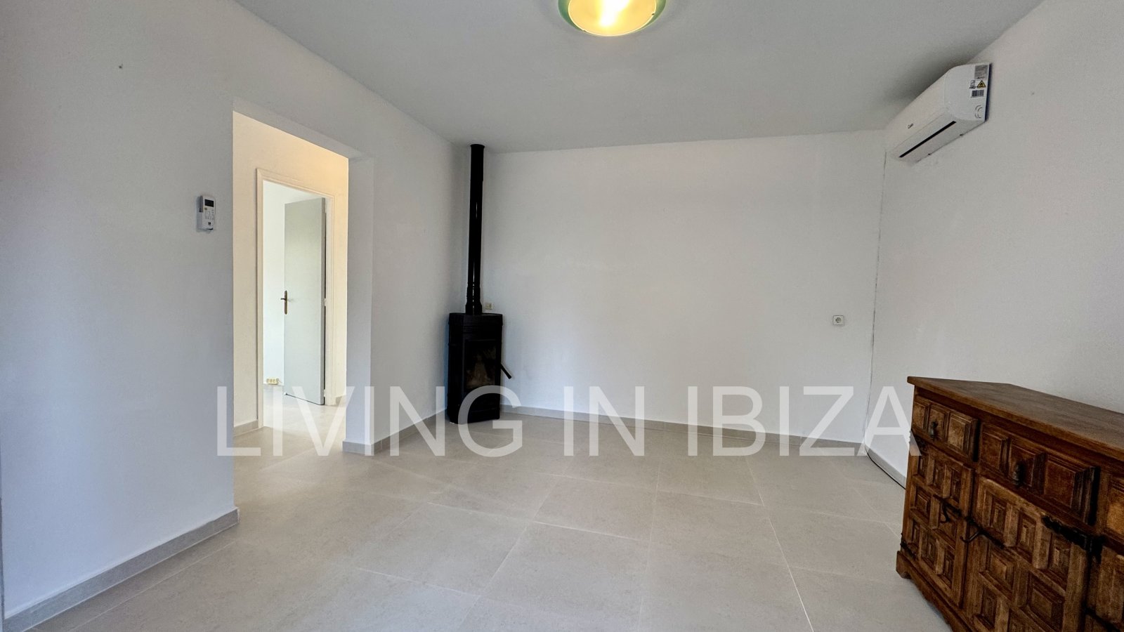Se ofrece en alquiler anual este acogedor piso en primera planta situado en la tranquila zona de Cala Pada, en Santa Eulària des Riu. Ibiza