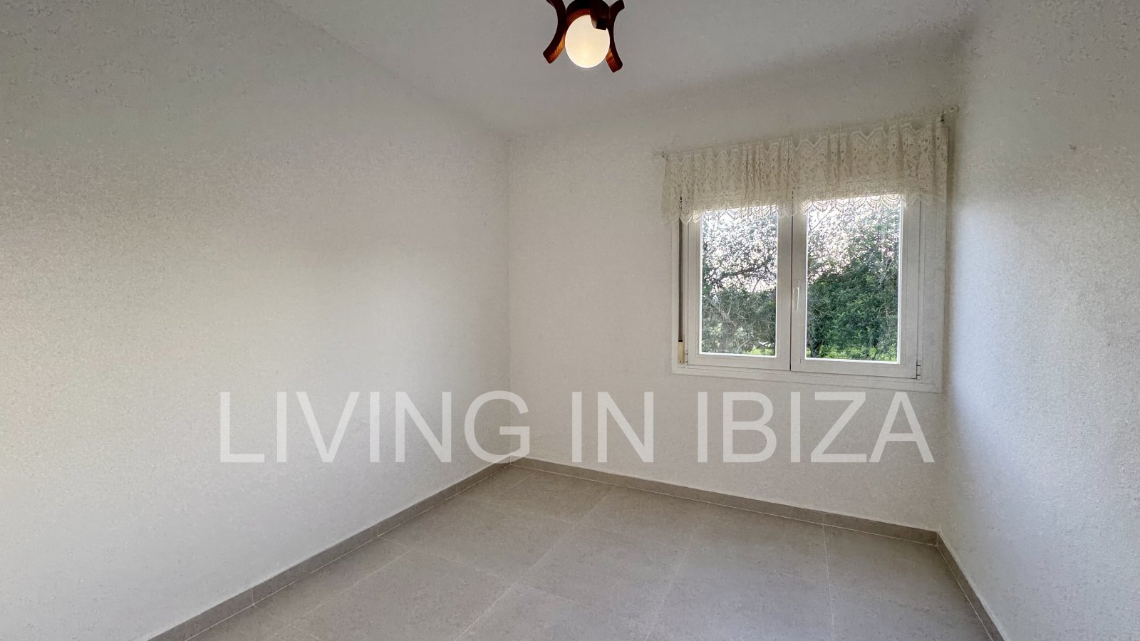 Se ofrece en alquiler anual este acogedor piso en primera planta situado en la tranquila zona de Cala Pada, en Santa Eulària des Riu. Ibiza