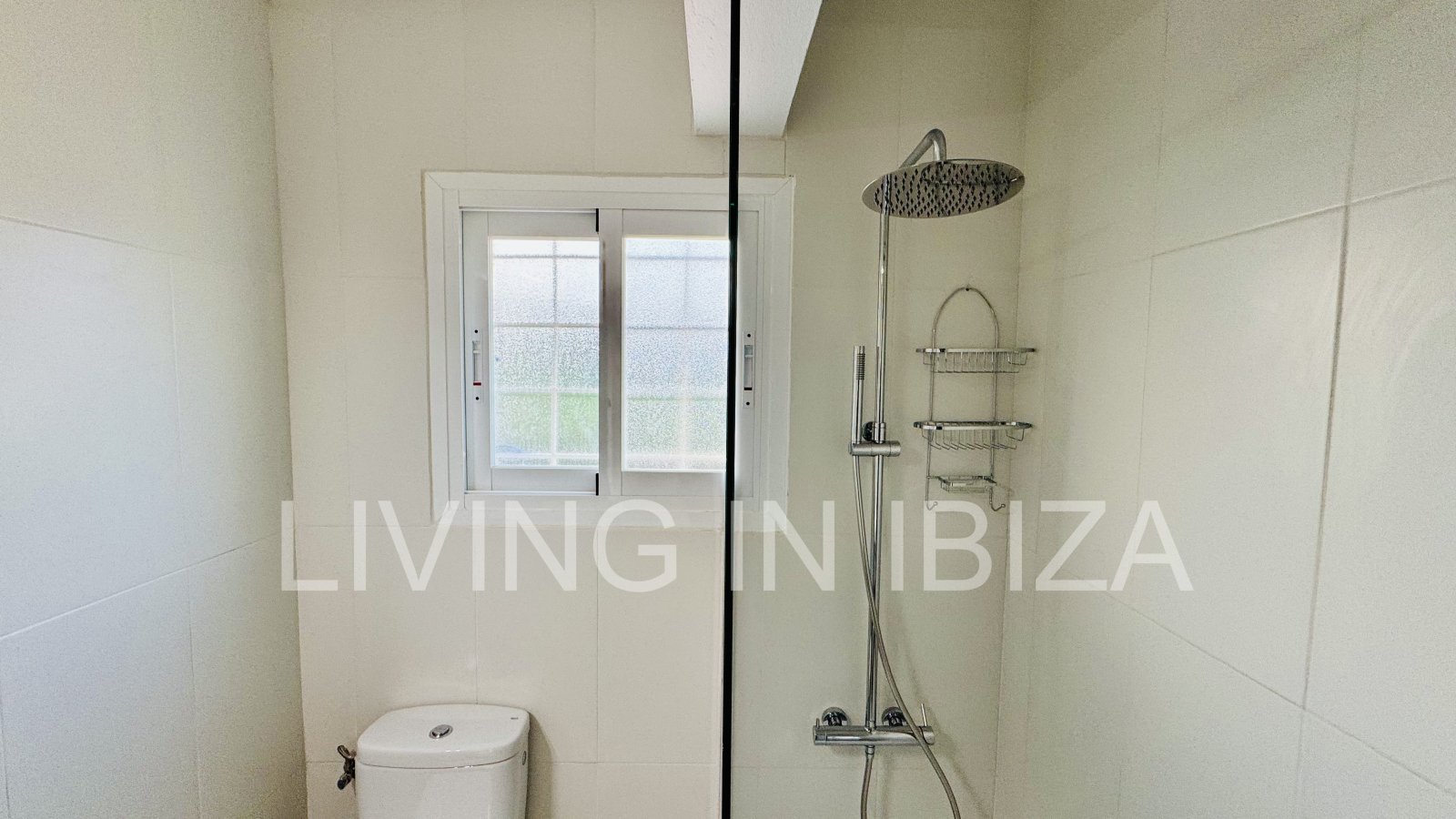 Se ofrece en alquiler anual este acogedor piso en primera planta situado en la tranquila zona de Cala Pada, en Santa Eulària des Riu. Ibiza