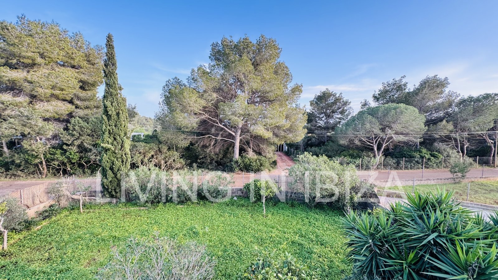 Se ofrece en alquiler anual este acogedor piso en primera planta situado en la tranquila zona de Cala Pada, en Santa Eulària des Riu. Ibiza