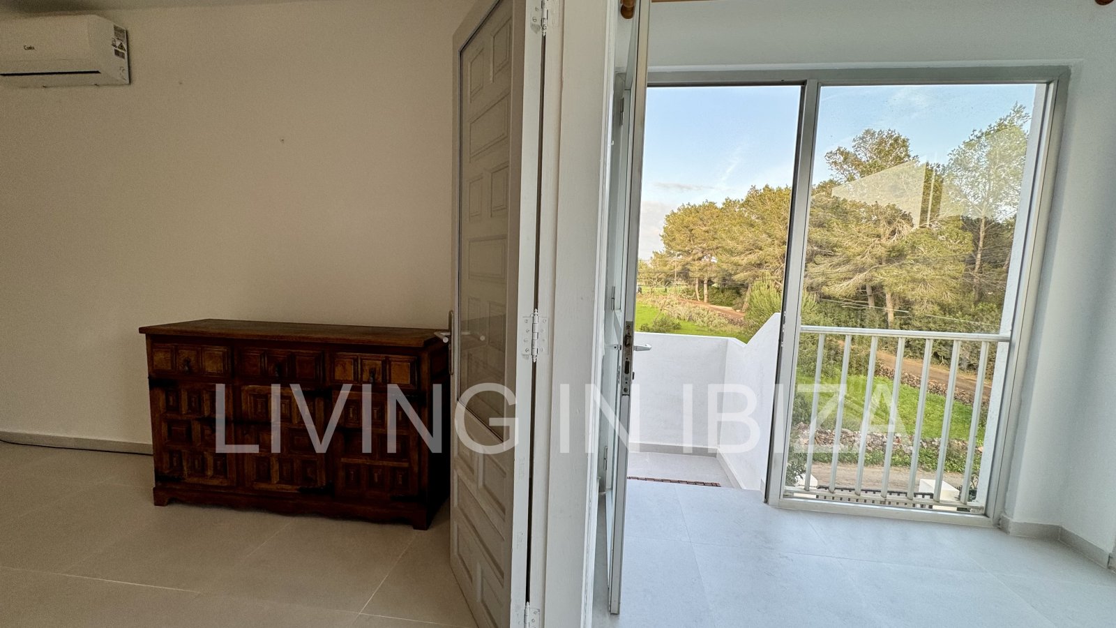 Se ofrece en alquiler anual este acogedor piso en primera planta situado en la tranquila zona de Cala Pada, en Santa Eulària des Riu. Ibiza