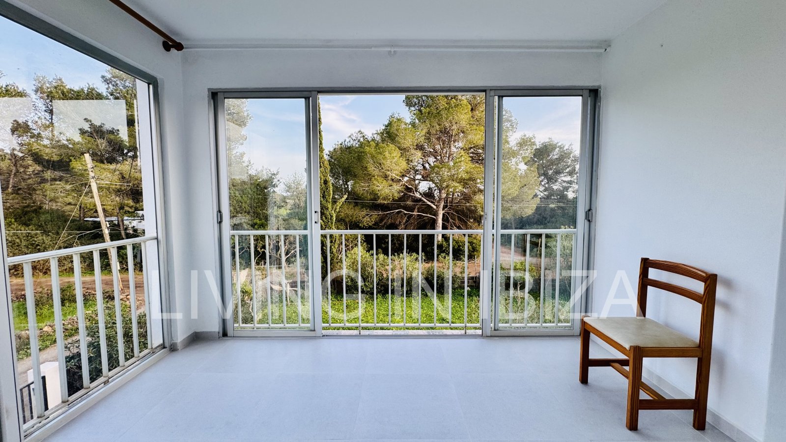 Se ofrece en alquiler anual este acogedor piso en primera planta situado en la tranquila zona de Cala Pada, en Santa Eulària des Riu. Ibiza