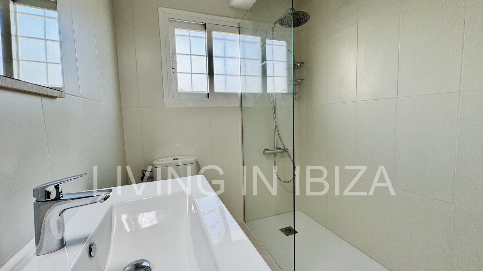 Se ofrece en alquiler anual este acogedor piso en primera planta situado en la tranquila zona de Cala Pada, en Santa Eulària des Riu. Ibiza