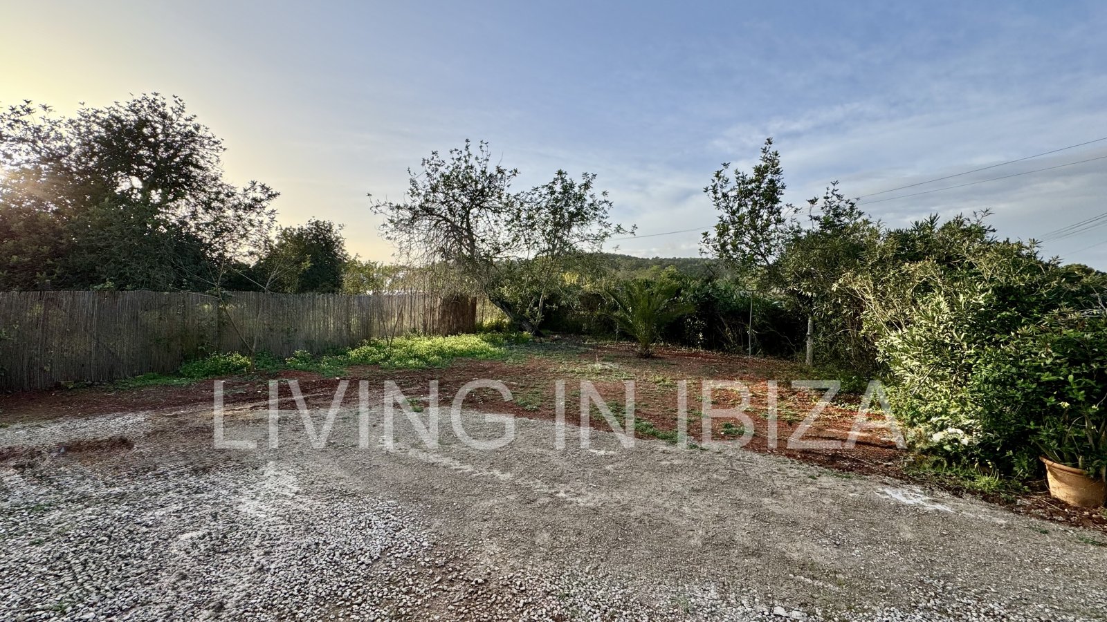 Se ofrece en alquiler anual este acogedor piso en primera planta situado en la tranquila zona de Cala Pada, en Santa Eulària des Riu. Ibiza