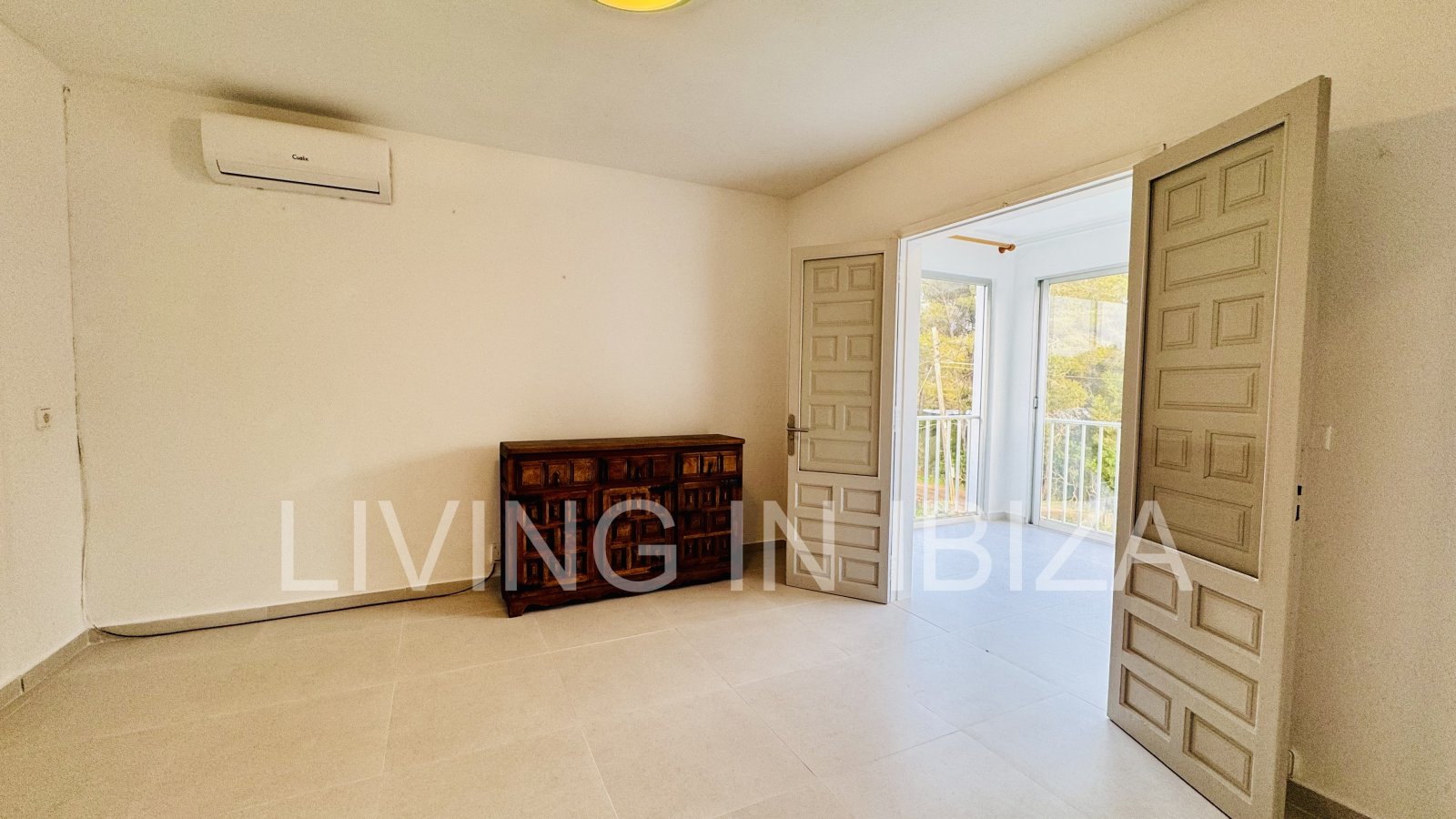 Se ofrece en alquiler anual este acogedor piso en primera planta situado en la tranquila zona de Cala Pada, en Santa Eulària des Riu. Ibiza