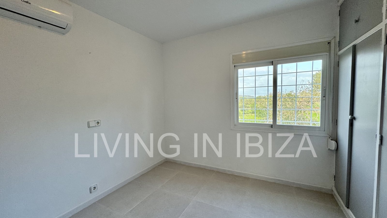 Se ofrece en alquiler anual este acogedor piso en primera planta situado en la tranquila zona de Cala Pada, en Santa Eulària des Riu. Ibiza