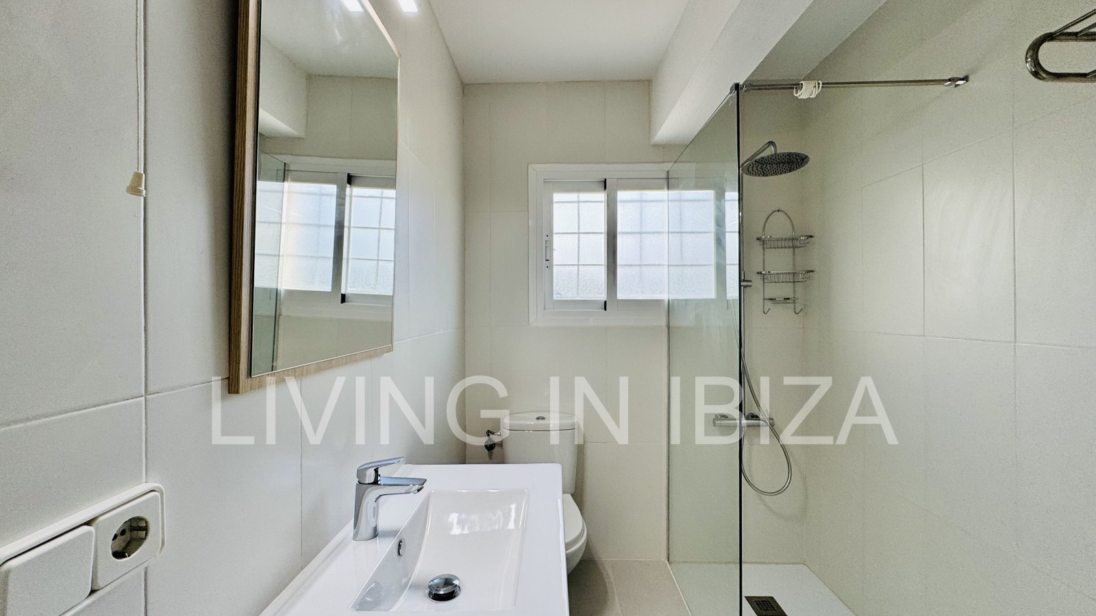 Se ofrece en alquiler anual este acogedor piso en primera planta situado en la tranquila zona de Cala Pada, en Santa Eulària des Riu. Ibiza