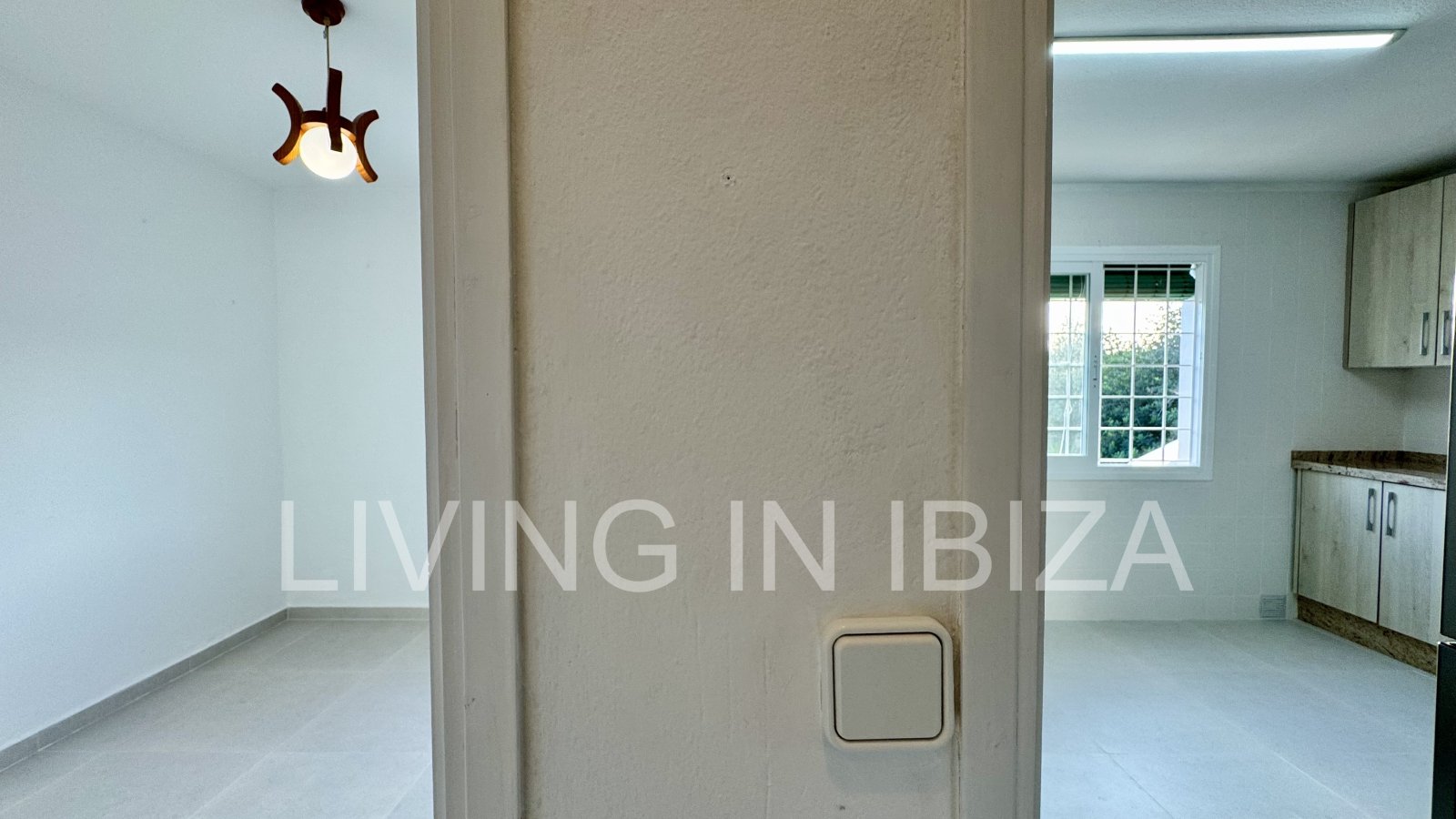 Se ofrece en alquiler anual este acogedor piso en primera planta situado en la tranquila zona de Cala Pada, en Santa Eulària des Riu. Ibiza