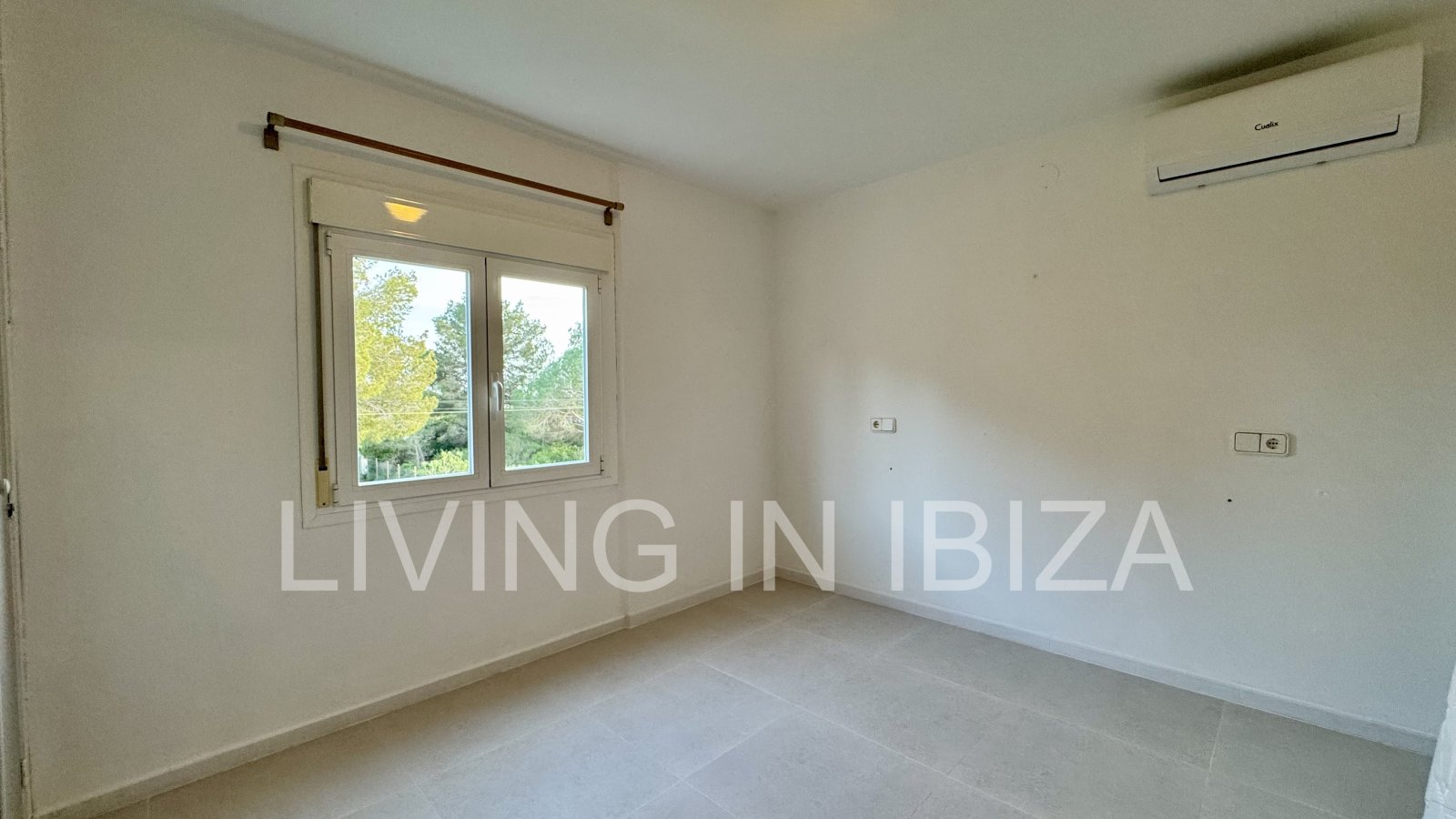 Se ofrece en alquiler anual este acogedor piso en primera planta situado en la tranquila zona de Cala Pada, en Santa Eulària des Riu. Ibiza