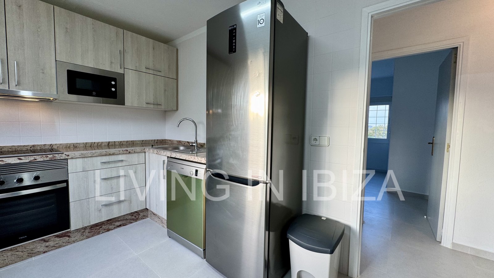 Se ofrece en alquiler anual este acogedor piso en primera planta situado en la tranquila zona de Cala Pada, en Santa Eulària des Riu. Ibiza