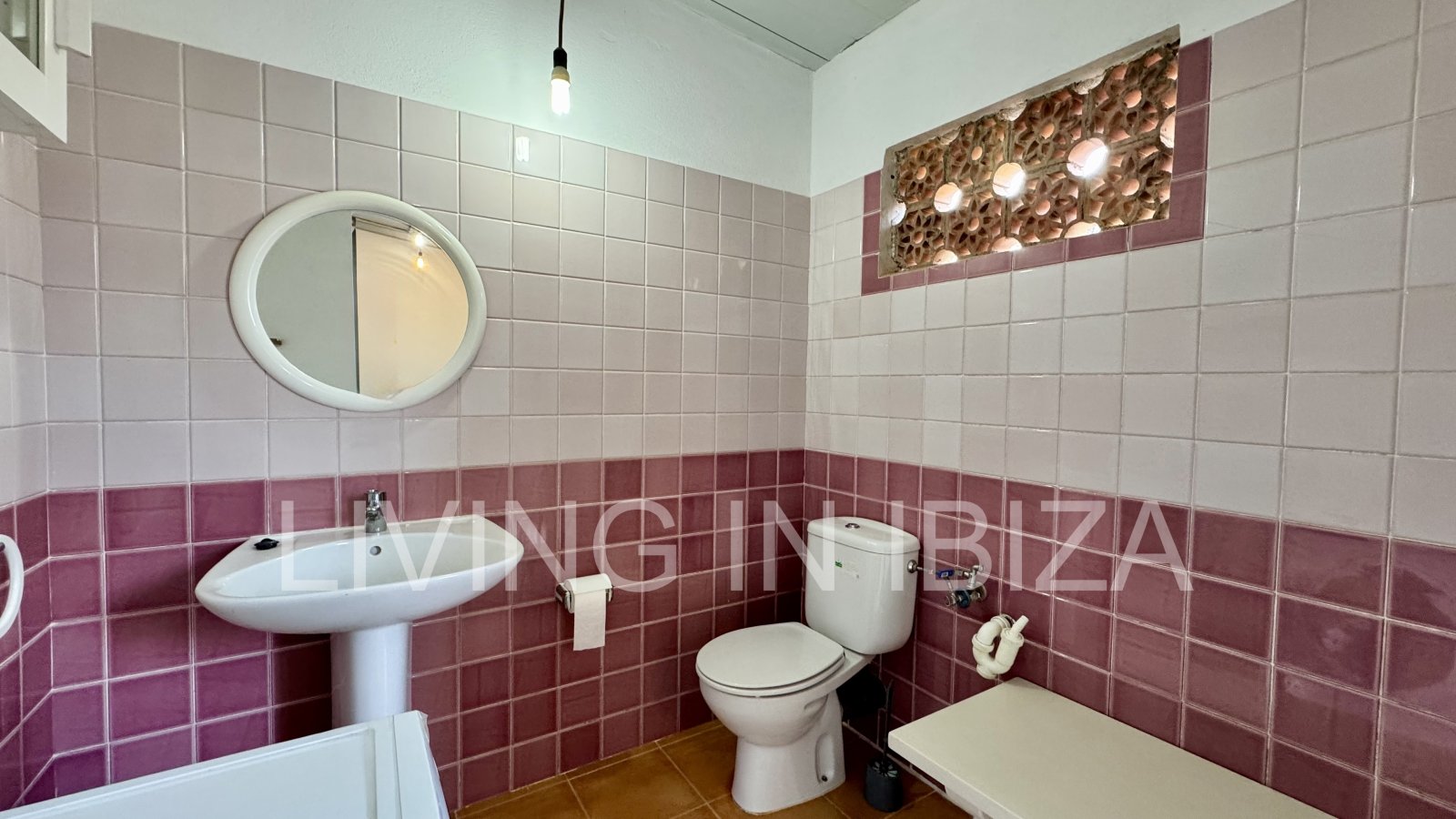 Se ofrece en alquiler anual este acogedor piso en primera planta situado en la tranquila zona de Cala Pada, en Santa Eulària des Riu. Ibiza