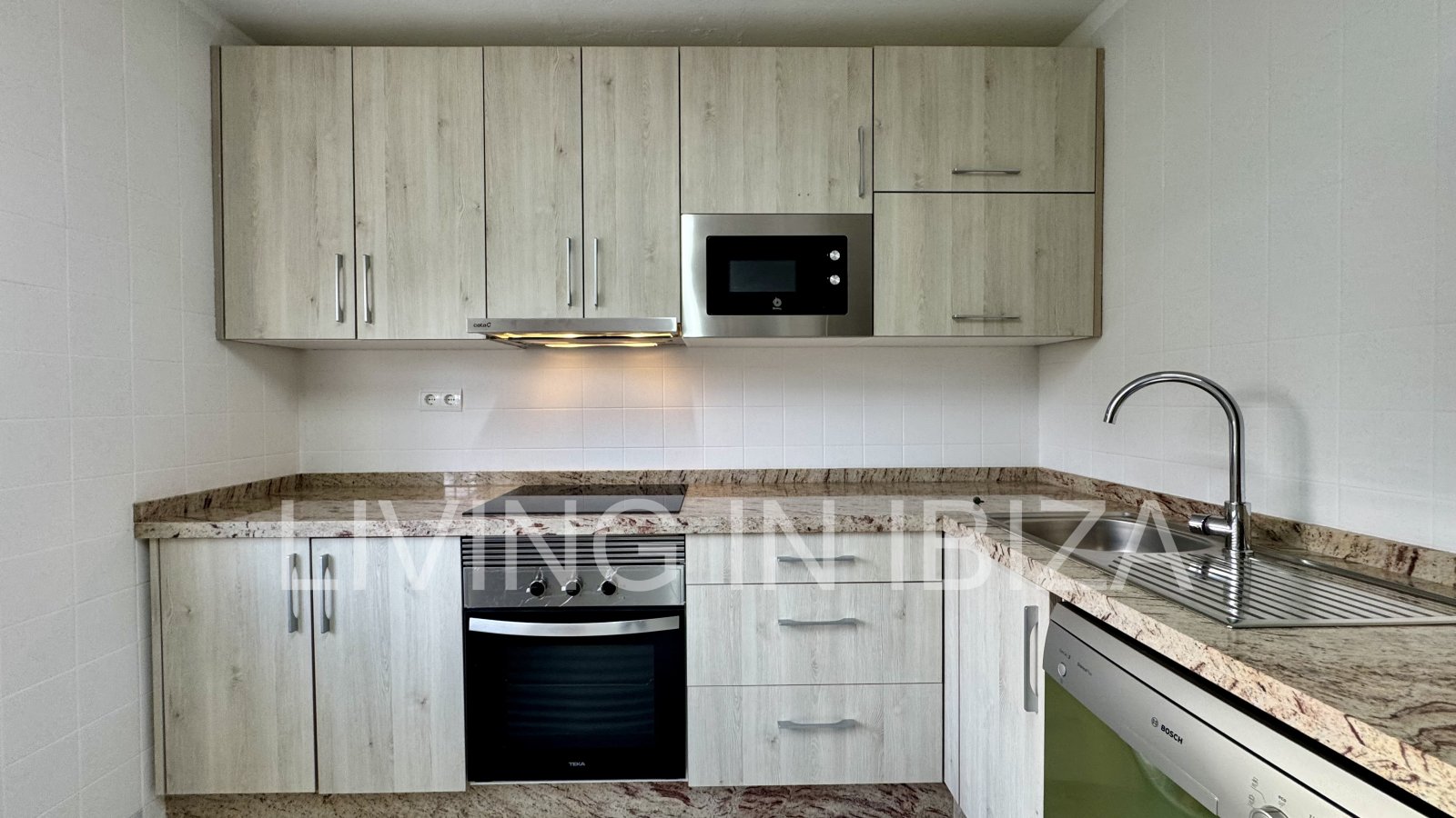 Se ofrece en alquiler anual este acogedor piso en primera planta situado en la tranquila zona de Cala Pada, en Santa Eulària des Riu. Ibiza