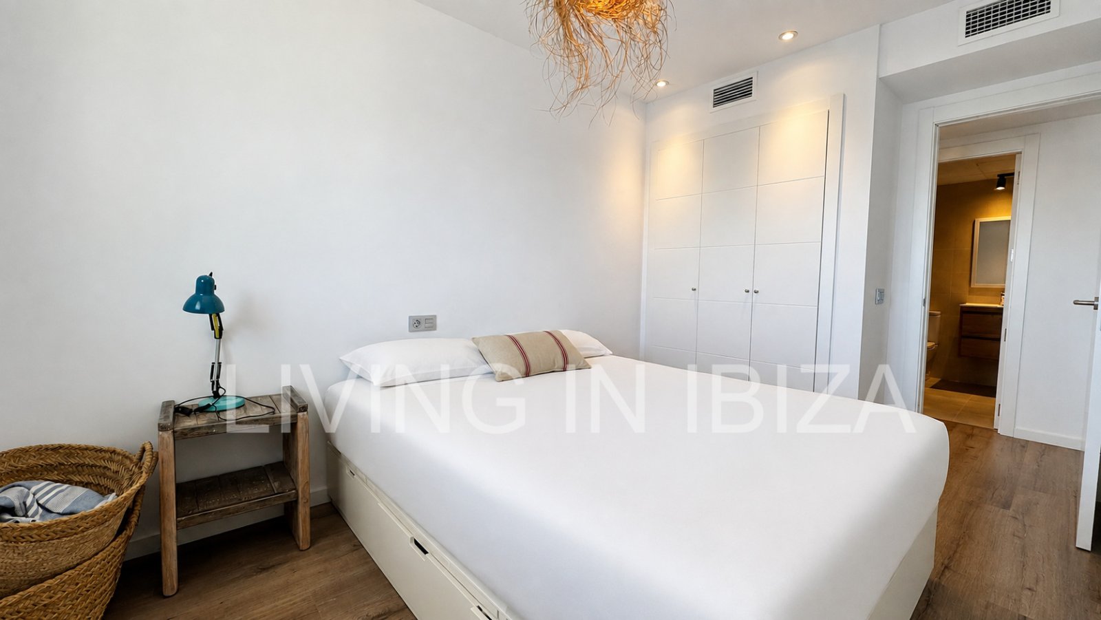 Exclusivo ático (primera ocupación en 2022) con terraza privada en la azotea y vistas a lo lejos hasta el mar y Formentera. A unos 300 m del mar 