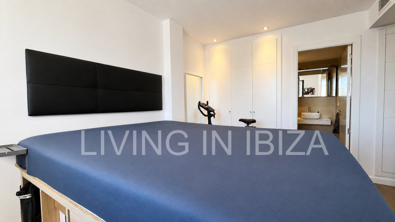 Exclusivo ático (primera ocupación en 2022) con terraza privada en la azotea y vistas a lo lejos hasta el mar y Formentera. A unos 300 m del mar 