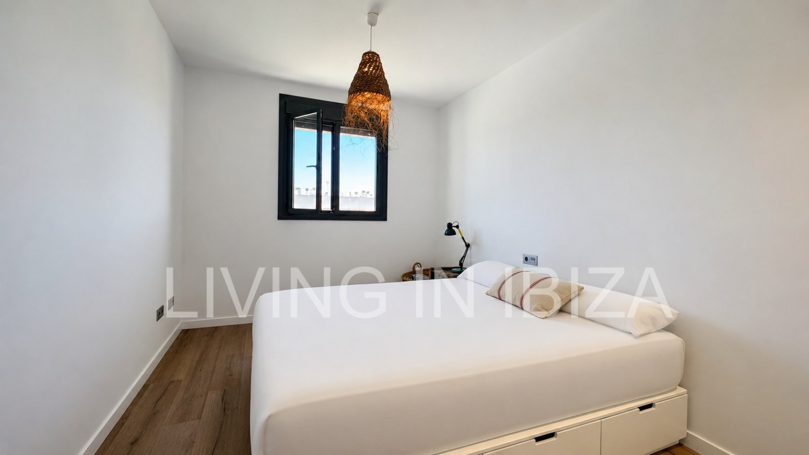 Exclusivo ático (primera ocupación en 2022) con terraza privada en la azotea y vistas a lo lejos hasta el mar y Formentera. A unos 300 m del mar 
