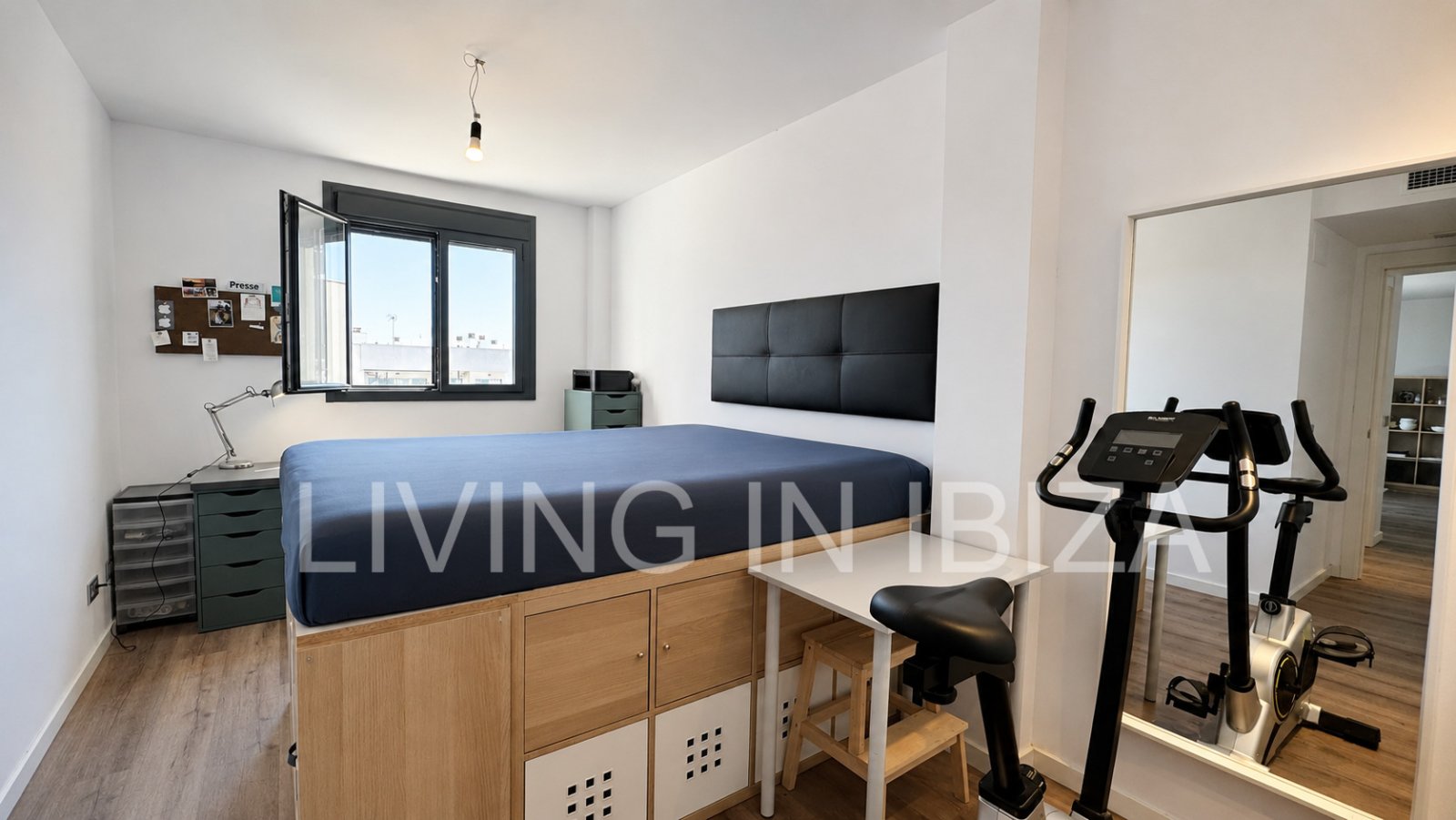 Exclusivo ático (primera ocupación en 2022) con terraza privada en la azotea y vistas a lo lejos hasta el mar y Formentera. A unos 300 m del mar 
