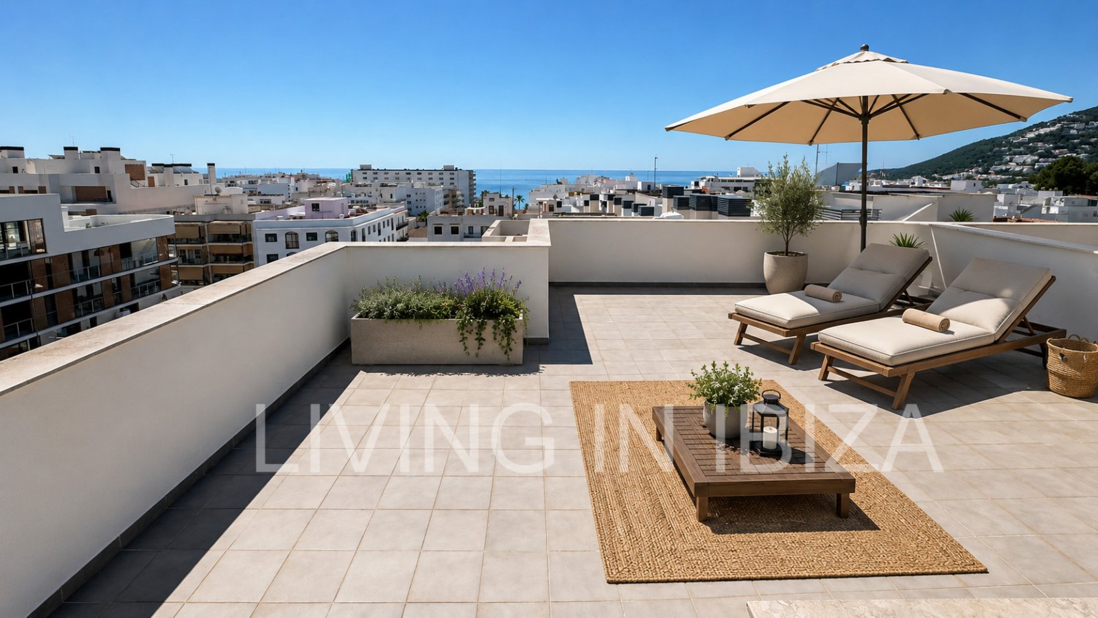 Exclusivo ático (primera ocupación en 2022) con terraza privada en la azotea y vistas a lo lejos hasta el mar y Formentera. A unos 300 m del mar 