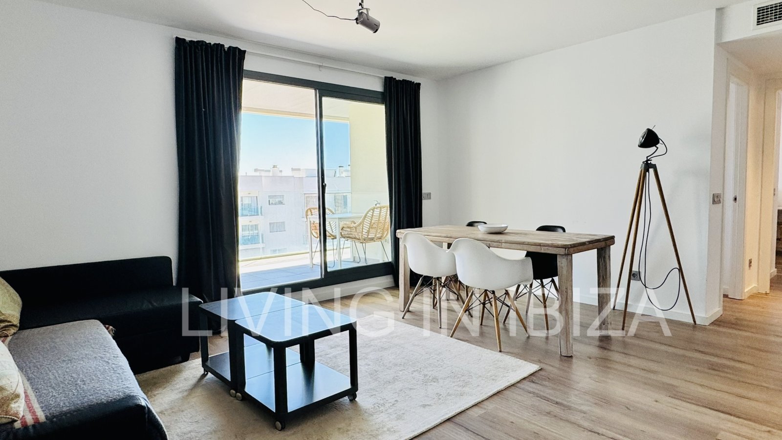 Exclusivo ático (primera ocupación en 2022) con terraza privada en la azotea y vistas a lo lejos hasta el mar y Formentera. A unos 300 m del mar 