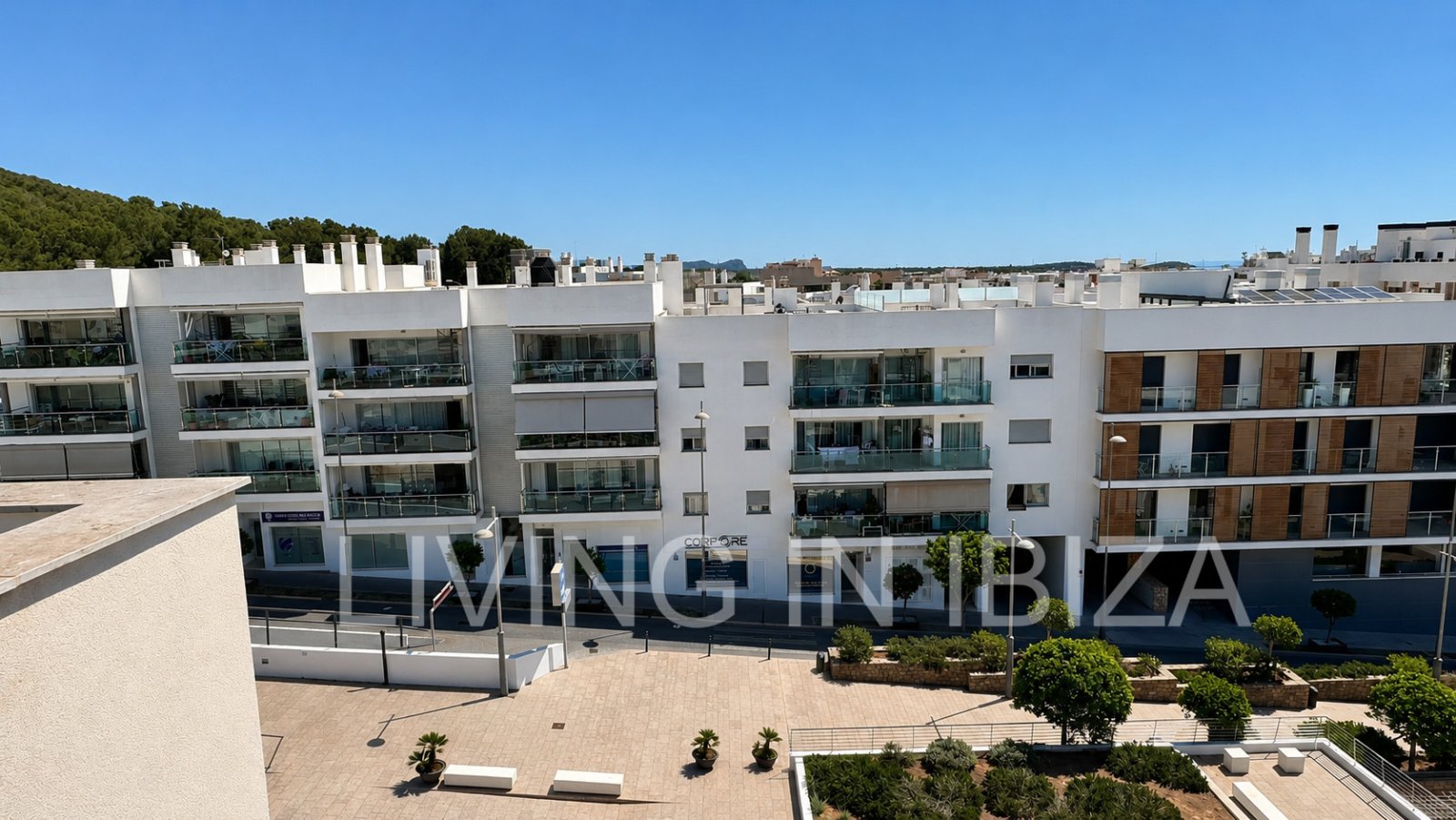 Exclusivo ático (primera ocupación en 2022) con terraza privada en la azotea y vistas a lo lejos hasta el mar y Formentera. A unos 300 m del mar 