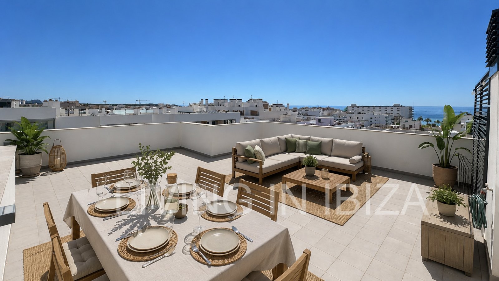 Exclusivo ático (primera ocupación en 2022) con terraza privada en la azotea y vistas a lo lejos hasta el mar y Formentera. A unos 300 m del mar 