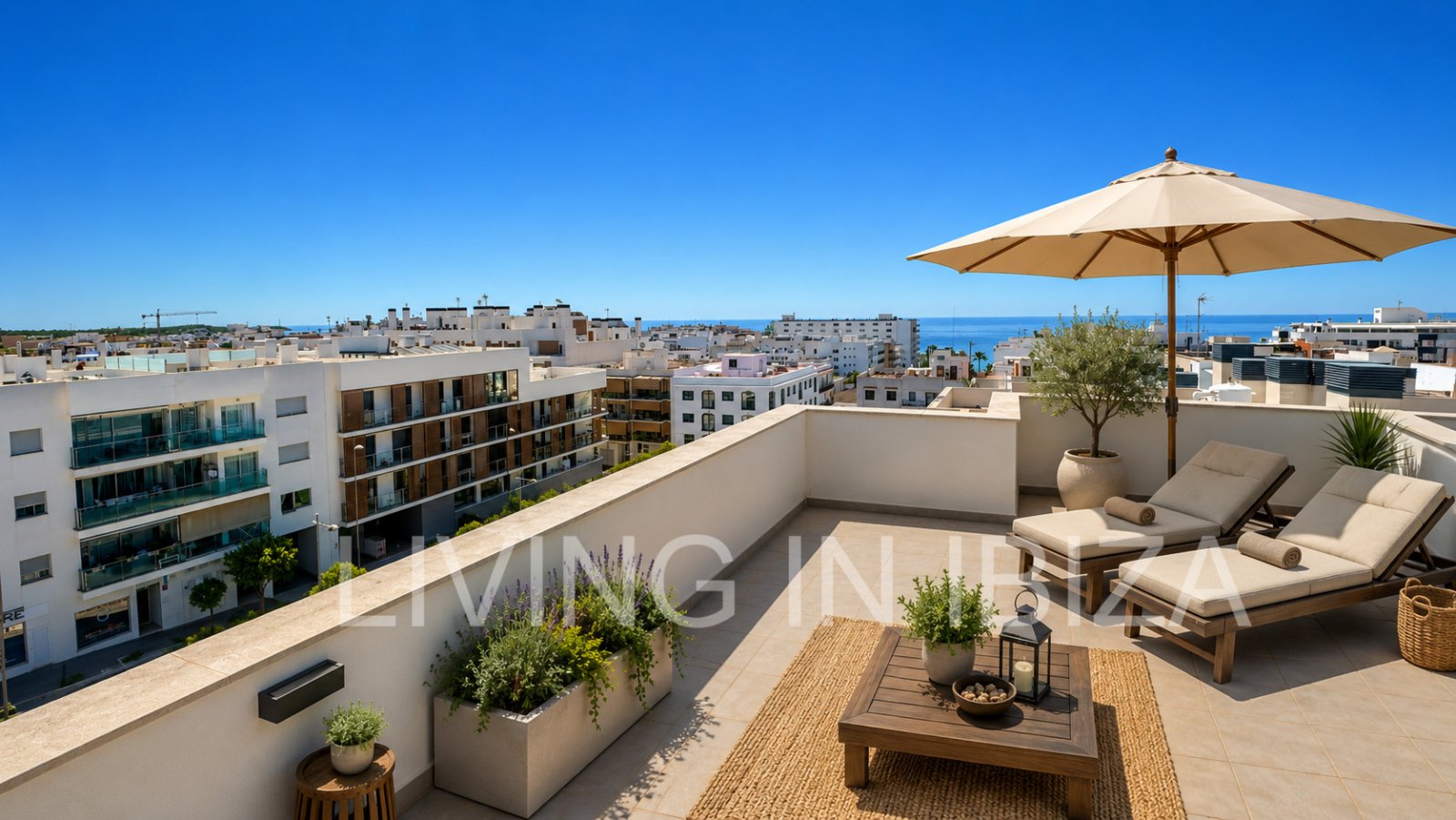 Exclusivo ático (primera ocupación en 2022) con terraza privada en la azotea y vistas a lo lejos hasta el mar y Formentera. A unos 300 m del mar 