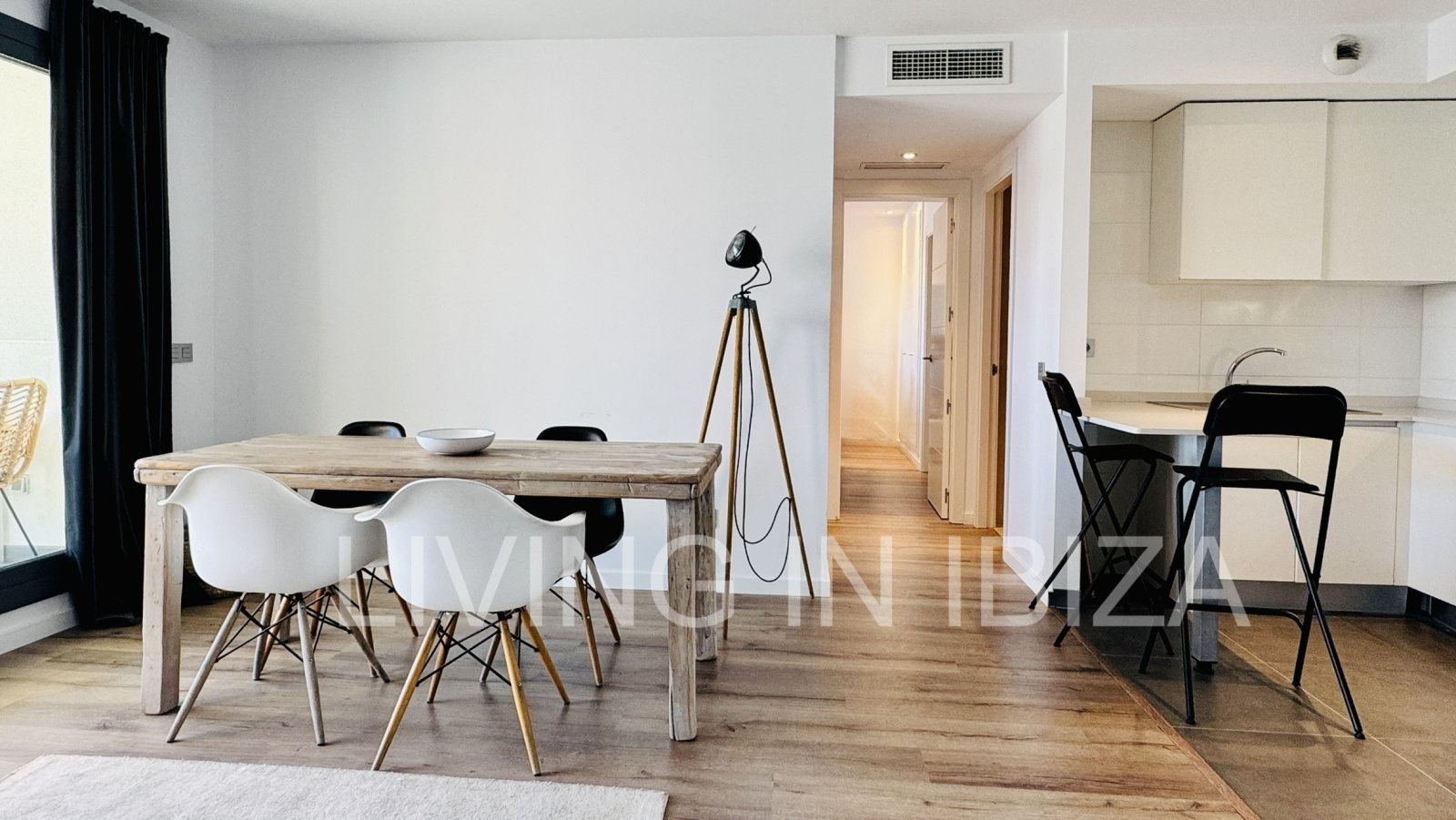 Exclusivo ático (primera ocupación en 2022) con terraza privada en la azotea y vistas a lo lejos hasta el mar y Formentera. A unos 300 m del mar 