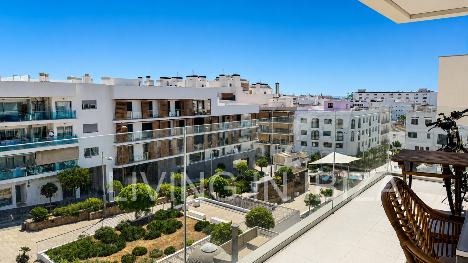 Exclusivo ático (primera ocupación en 2022) con terraza privada en la azotea y vistas a lo lejos hasta el mar y Formentera. A unos 300 m del mar 