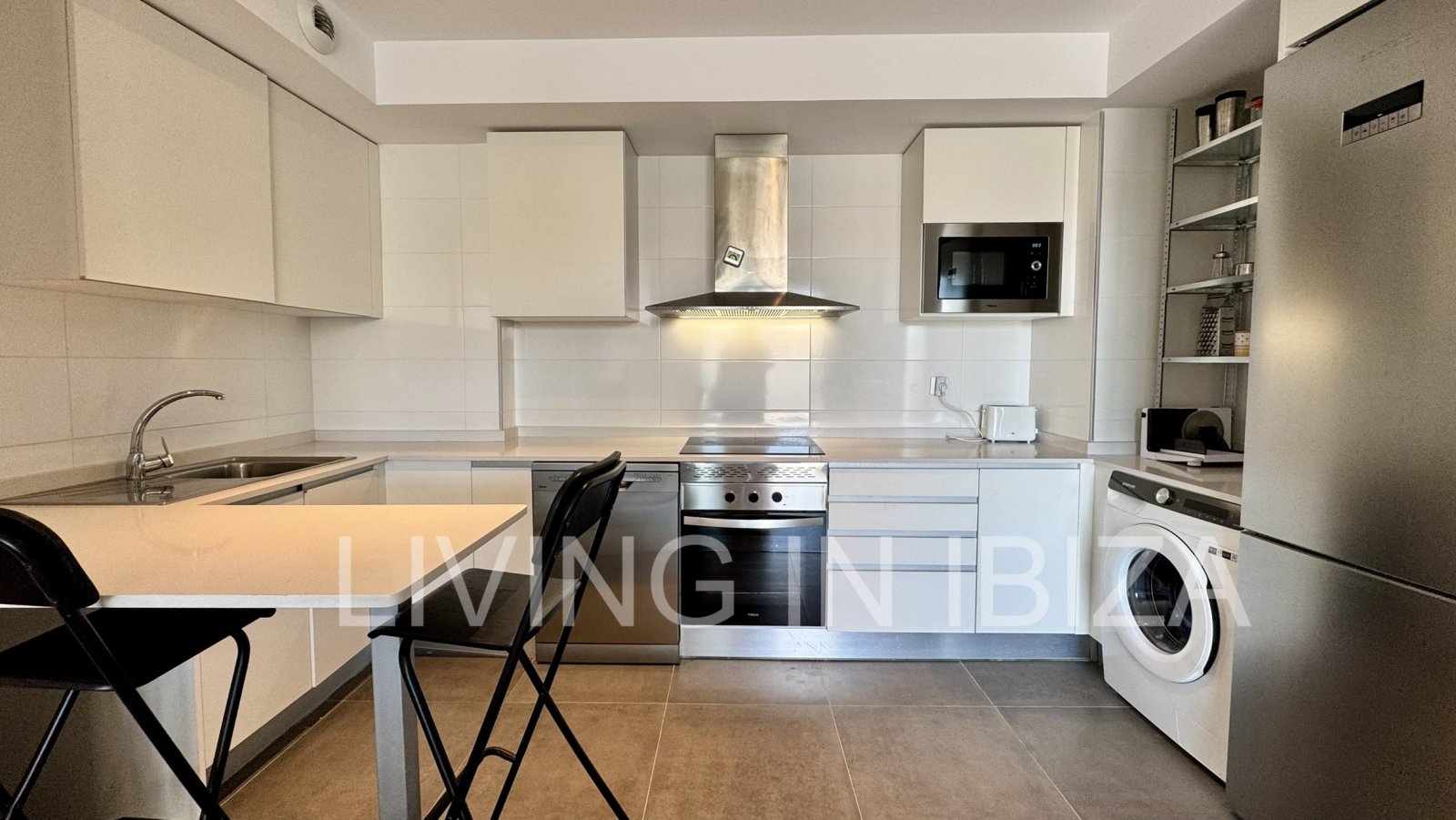 Exclusivo ático (primera ocupación en 2022) con terraza privada en la azotea y vistas a lo lejos hasta el mar y Formentera. A unos 300 m del mar 