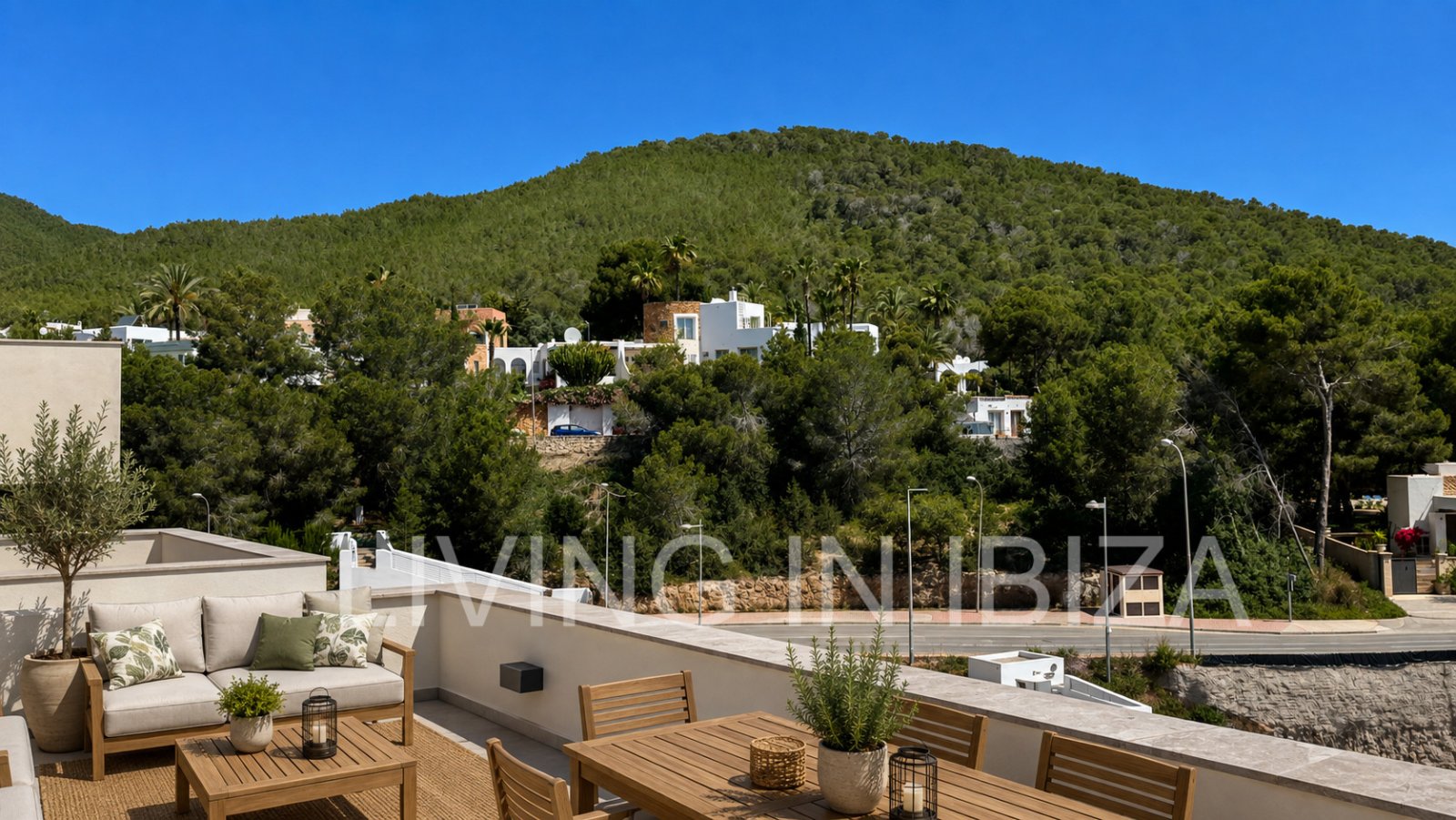 Exclusivo ático (primera ocupación en 2022) con terraza privada en la azotea y vistas a lo lejos hasta el mar y Formentera. A unos 300 m del mar 