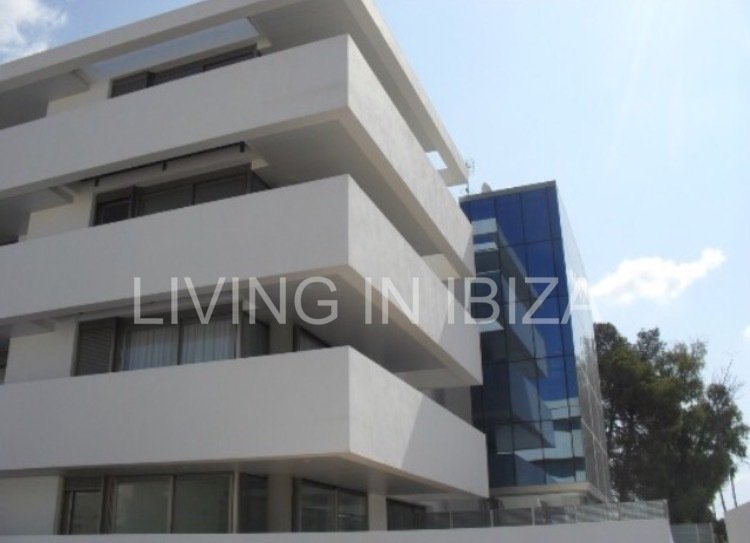 Alquiler anual en San José, Ibiza – Elegante apartamento de 2 dormitorios con piscina y parking