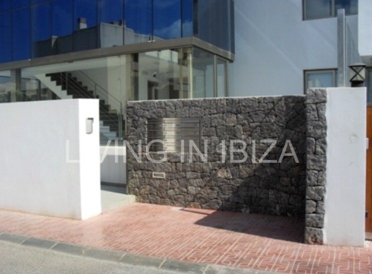 Alquiler anual en San José, Ibiza – Elegante apartamento de 2 dormitorios con piscina y parking
