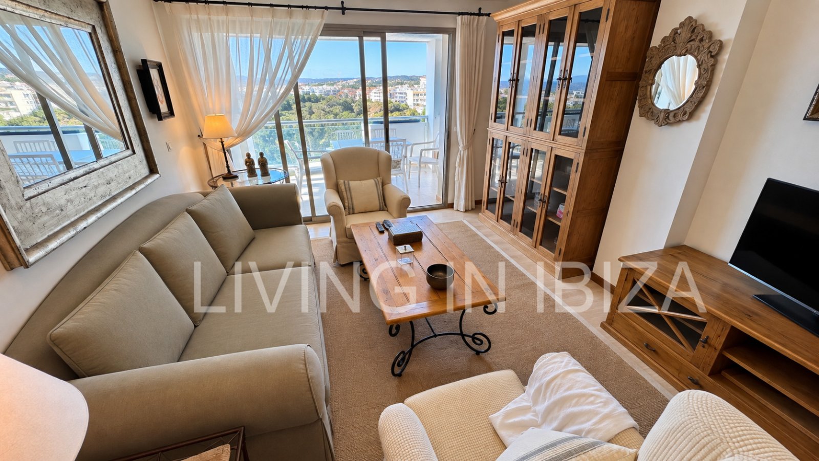 Ático en venta en Santa Eulalia del Río, Ibiza – 100 m² de terrazas, solárium privado, jacuzzi y gran piscina comunitaria