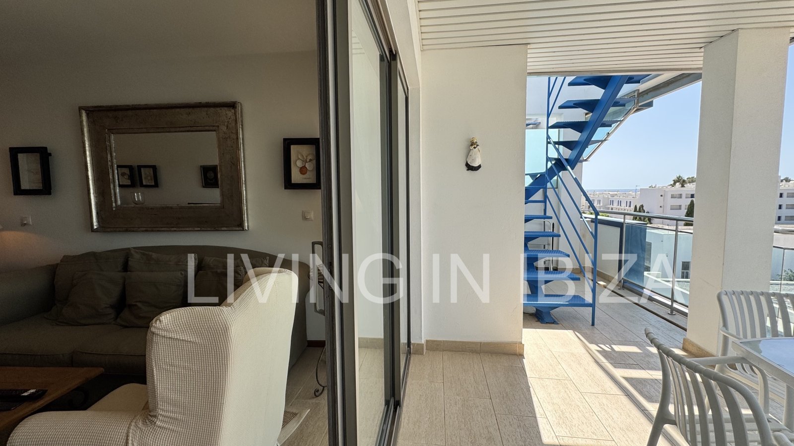 Ático en venta en Santa Eulalia del Río, Ibiza – 100 m² de terrazas, solárium privado, jacuzzi y gran piscina comunitaria
