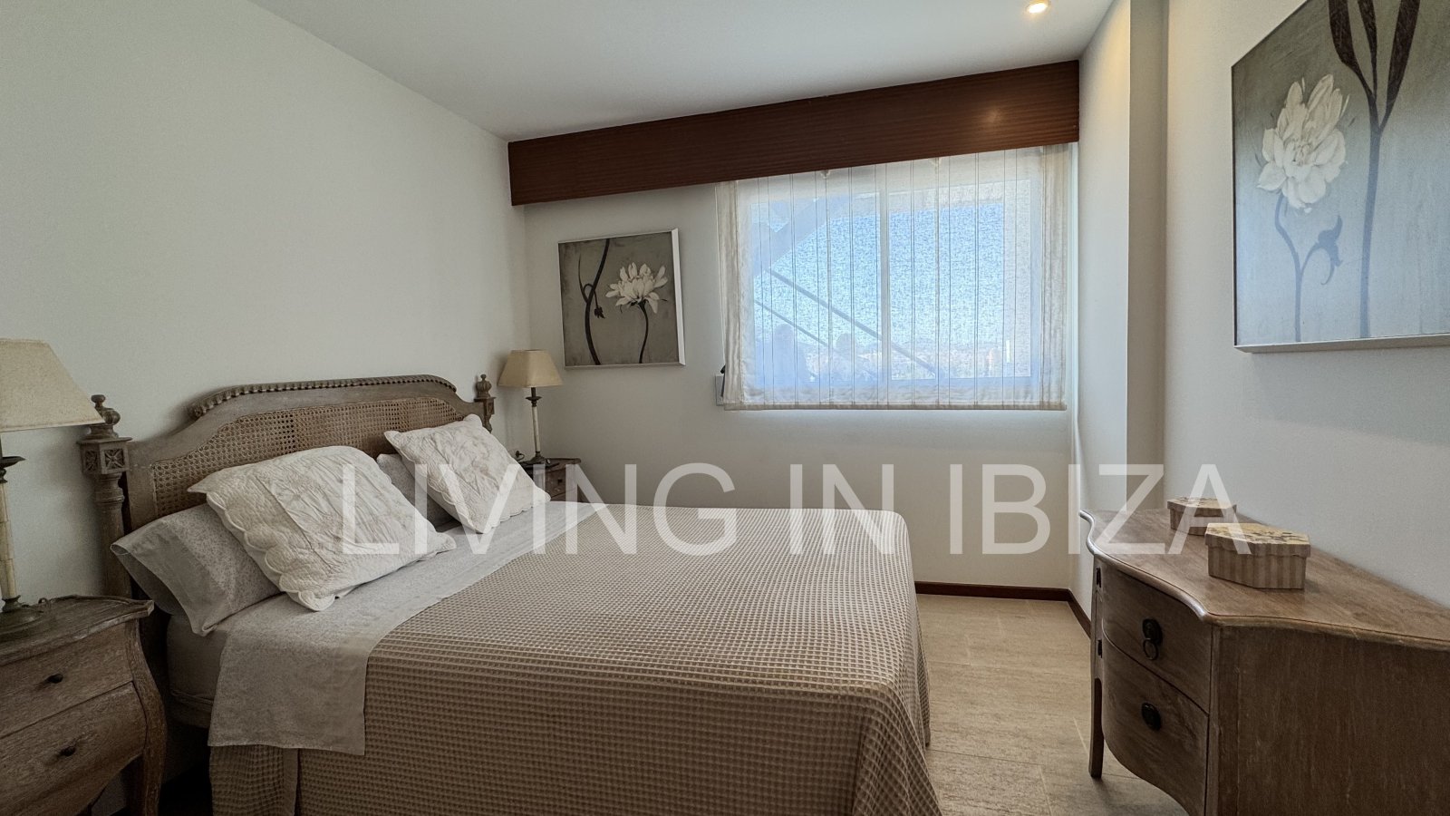 Ático en venta en Santa Eulalia del Río, Ibiza – 100 m² de terrazas, solárium privado, jacuzzi y gran piscina comunitaria
