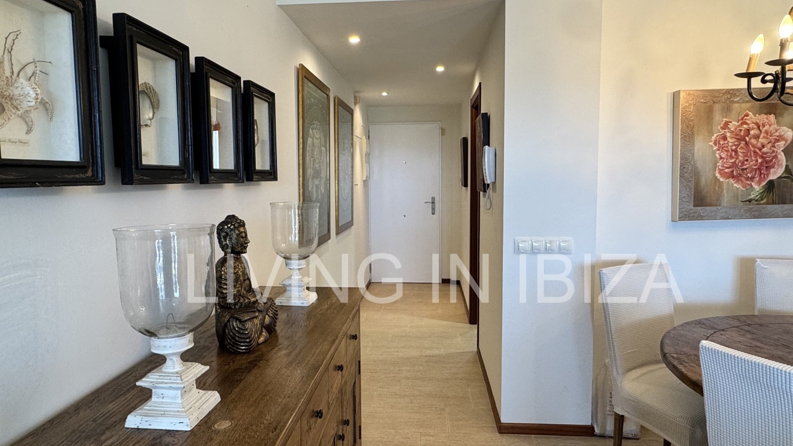 Ático en venta en Santa Eulalia del Río, Ibiza – 100 m² de terrazas, solárium privado, jacuzzi y gran piscina comunitaria