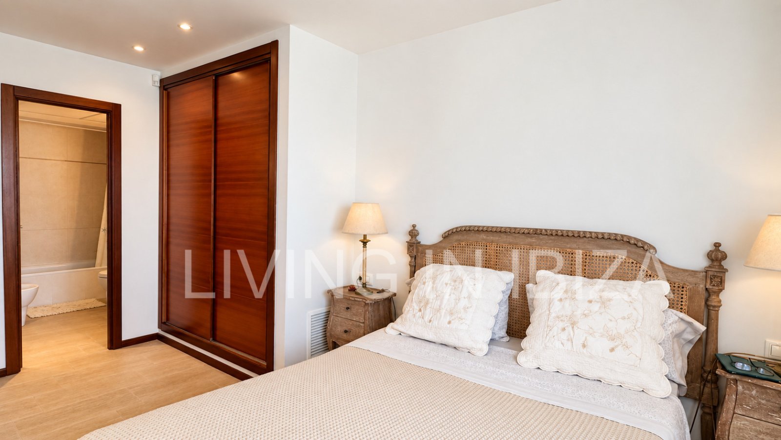 Ático en venta en Santa Eulalia del Río, Ibiza – 100 m² de terrazas, solárium privado, jacuzzi y gran piscina comunitaria