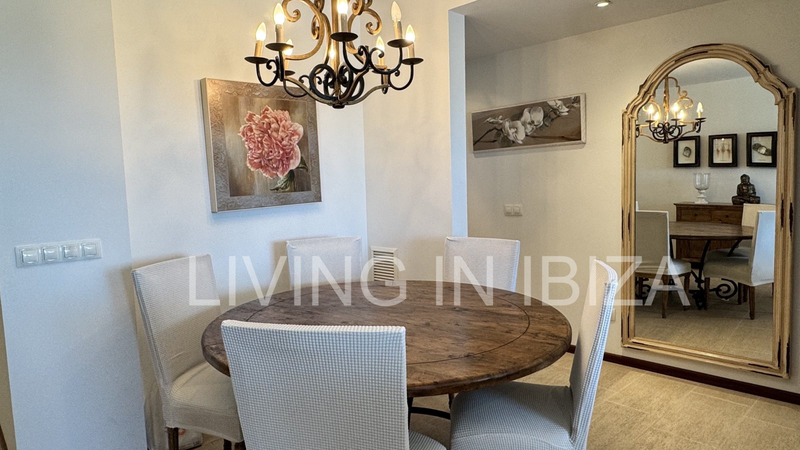 Ático en venta en Santa Eulalia del Río, Ibiza – 100 m² de terrazas, solárium privado, jacuzzi y gran piscina comunitaria