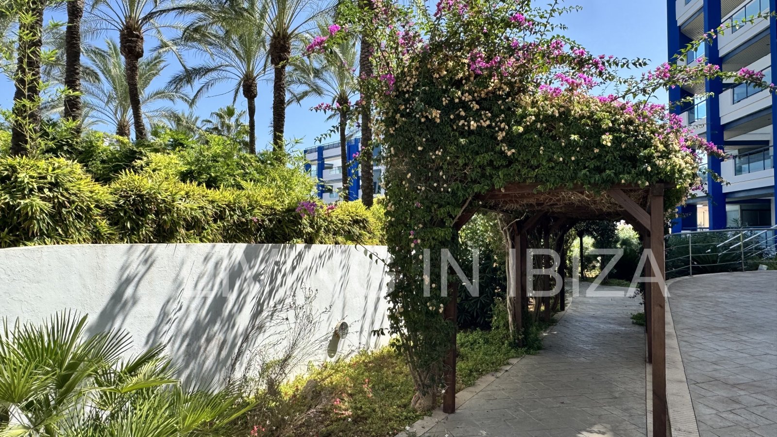 Ático en venta en Santa Eulalia del Río, Ibiza – 100 m² de terrazas, solárium privado, jacuzzi y gran piscina comunitaria
