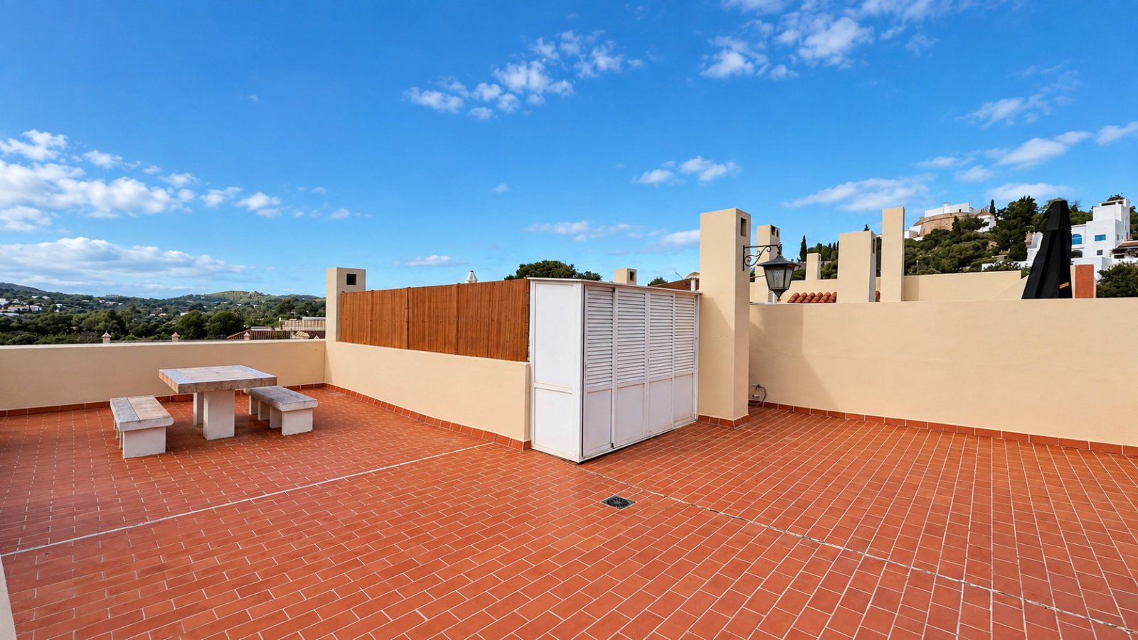 Se vende: Ático luminoso con dos terrazas y vistas de 360 grados en el centro de Santa Eulalia del Río, en Ibiza. Opcional: 1/2 plazas de aparcamiento